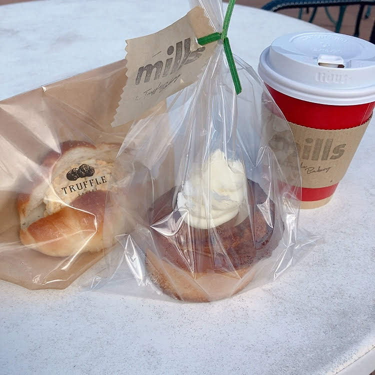 Wトリュフサンド シナモンロール コーヒー