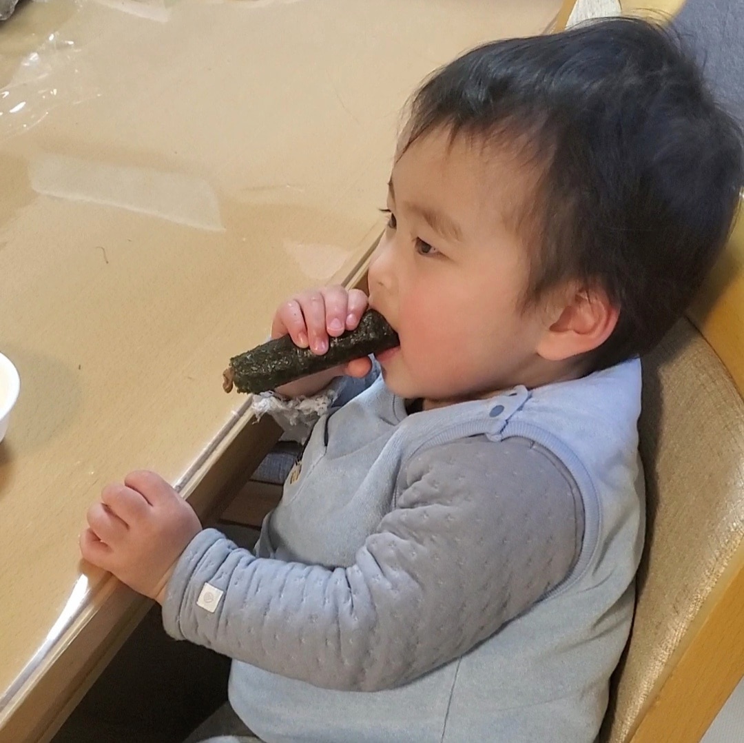 恵方巻を食べる1歳児