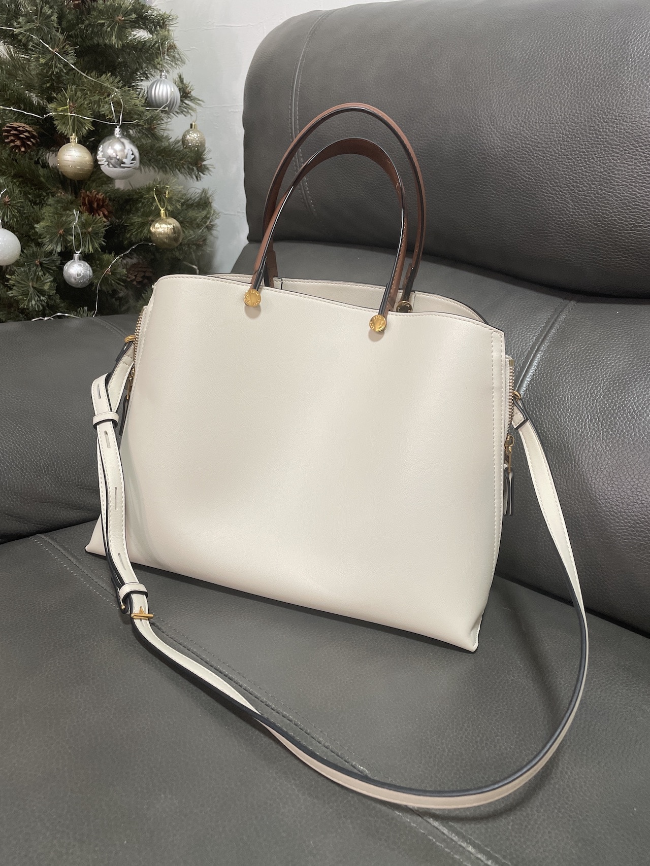 LEEキャラクター 冨岡明日美さん　ロペ エポールの白バッグ