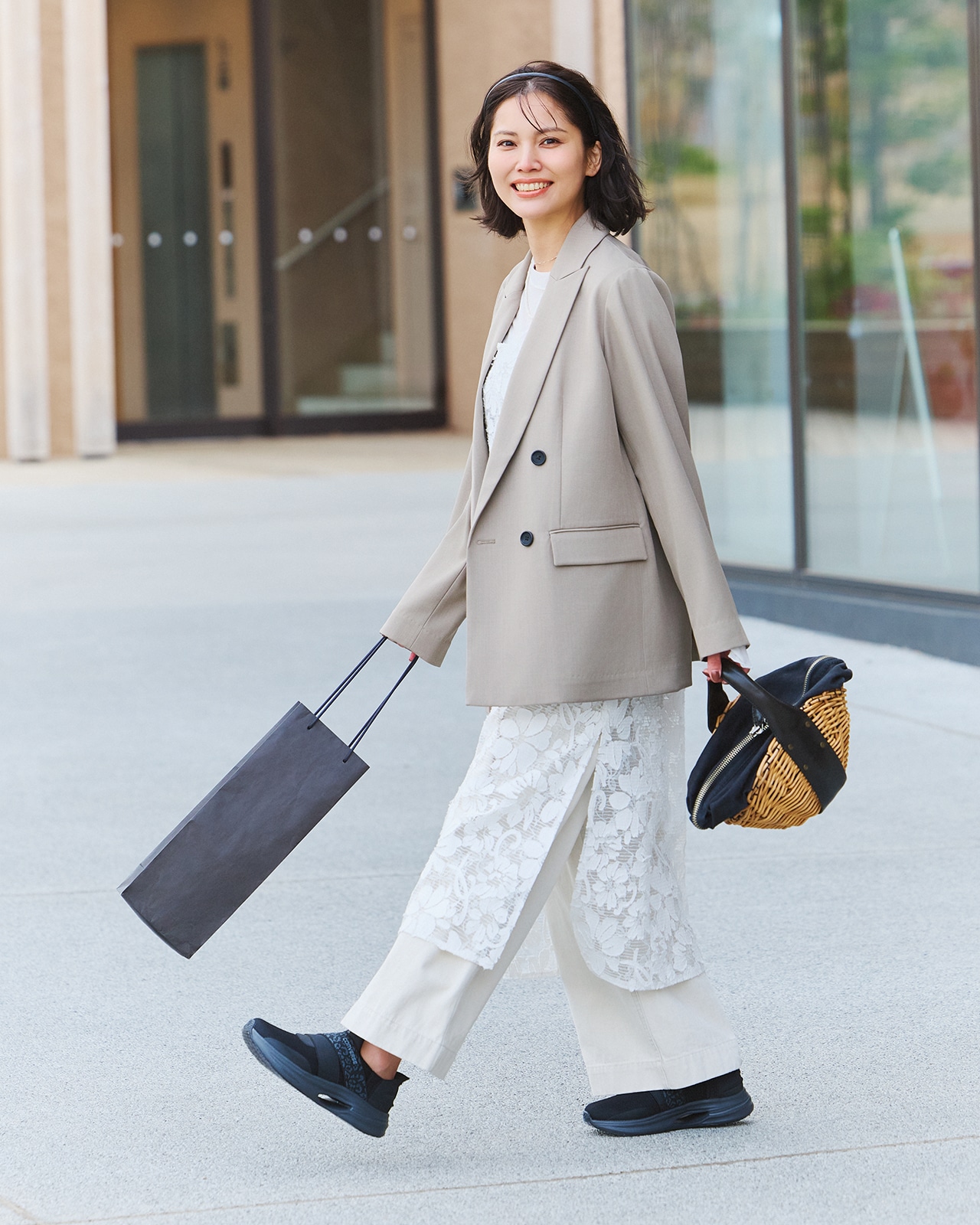 「ケイブスター スリットスライド LP XG」のブラックをおでかけの日のトレンド服に合わせて