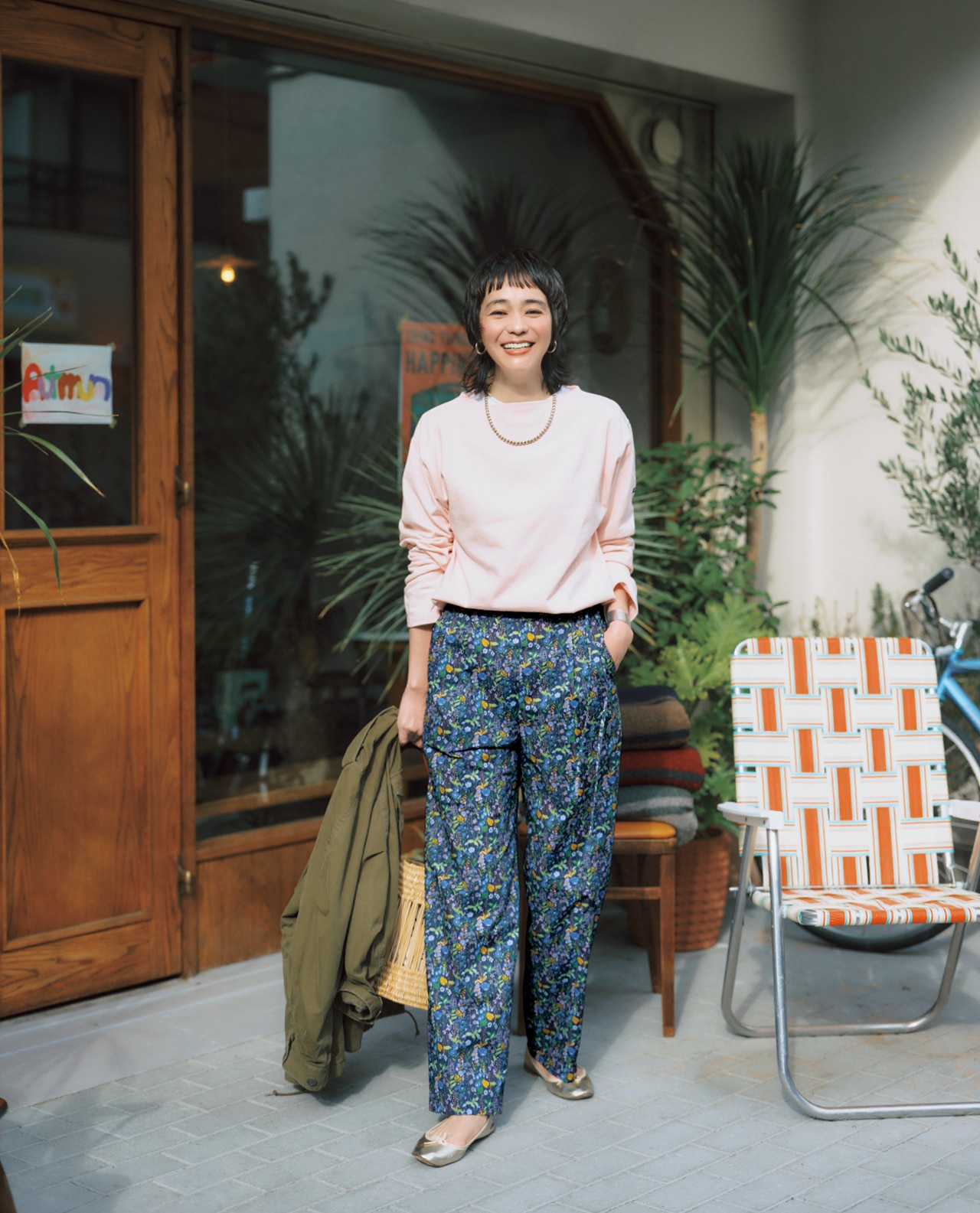 竹下玲奈さんの12closet（トゥエルブクローゼット）【洗える】リバティプリントタックパンツのコーデ