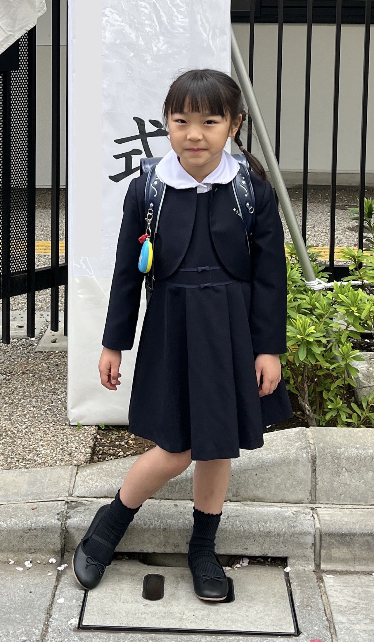 女の子の小学校入学式コーデ　「組曲」のジャケット＆ワンピース