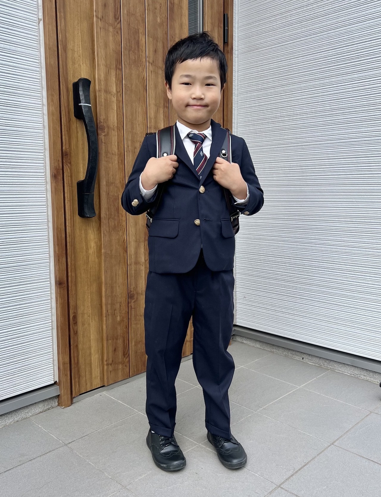 男の子の小学校入学式コーデ　「ユナイテッドアローズ グリーンレーベル リラクシング」のネイビースーツ