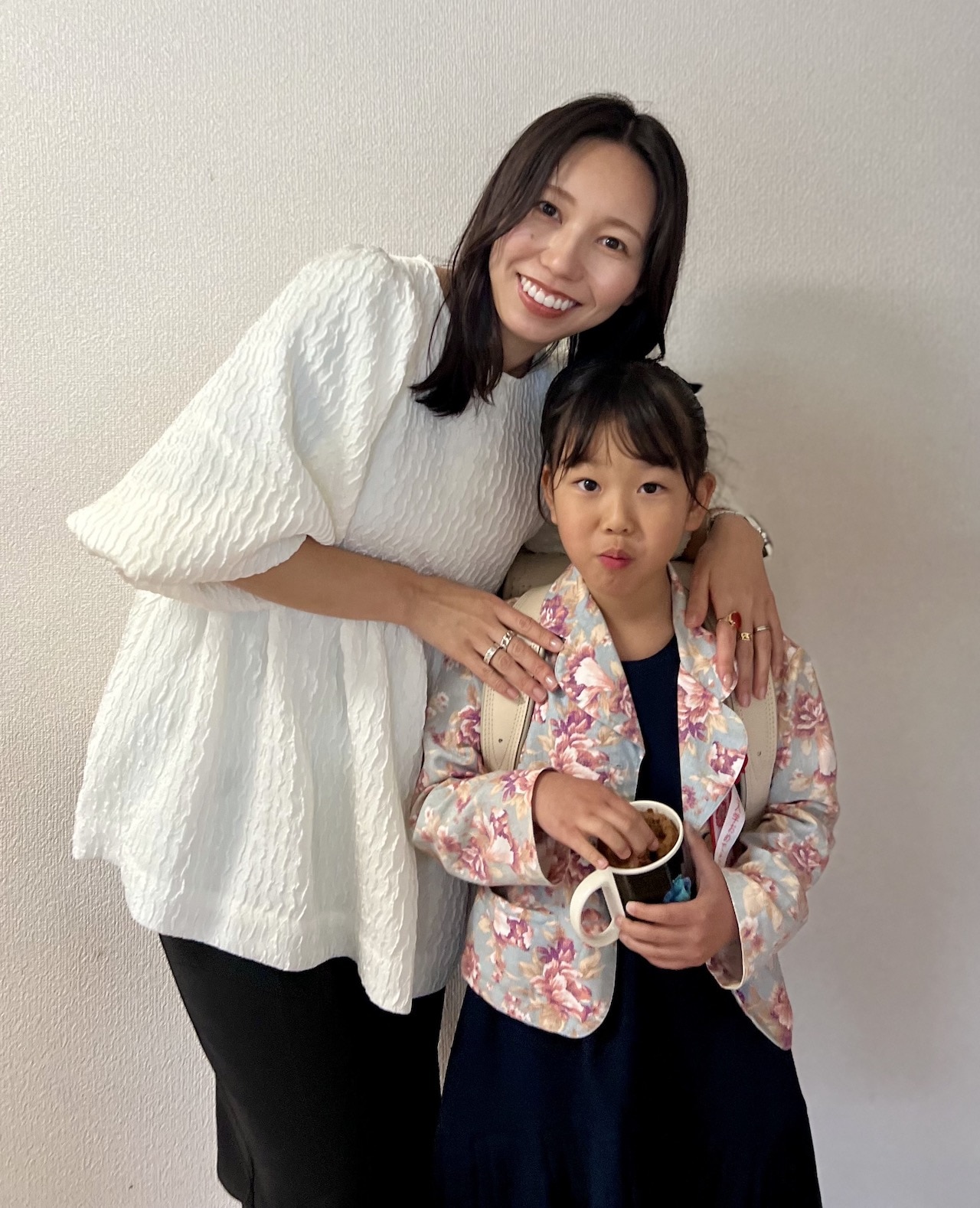 女の子の小学校入学式コーデ　「トゥモローランド」のネイビーワンピース