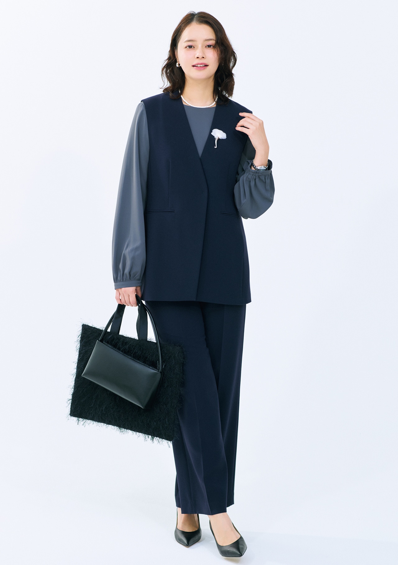 岸本セシルさんの23区のジレとパンツの卒園式コーデ