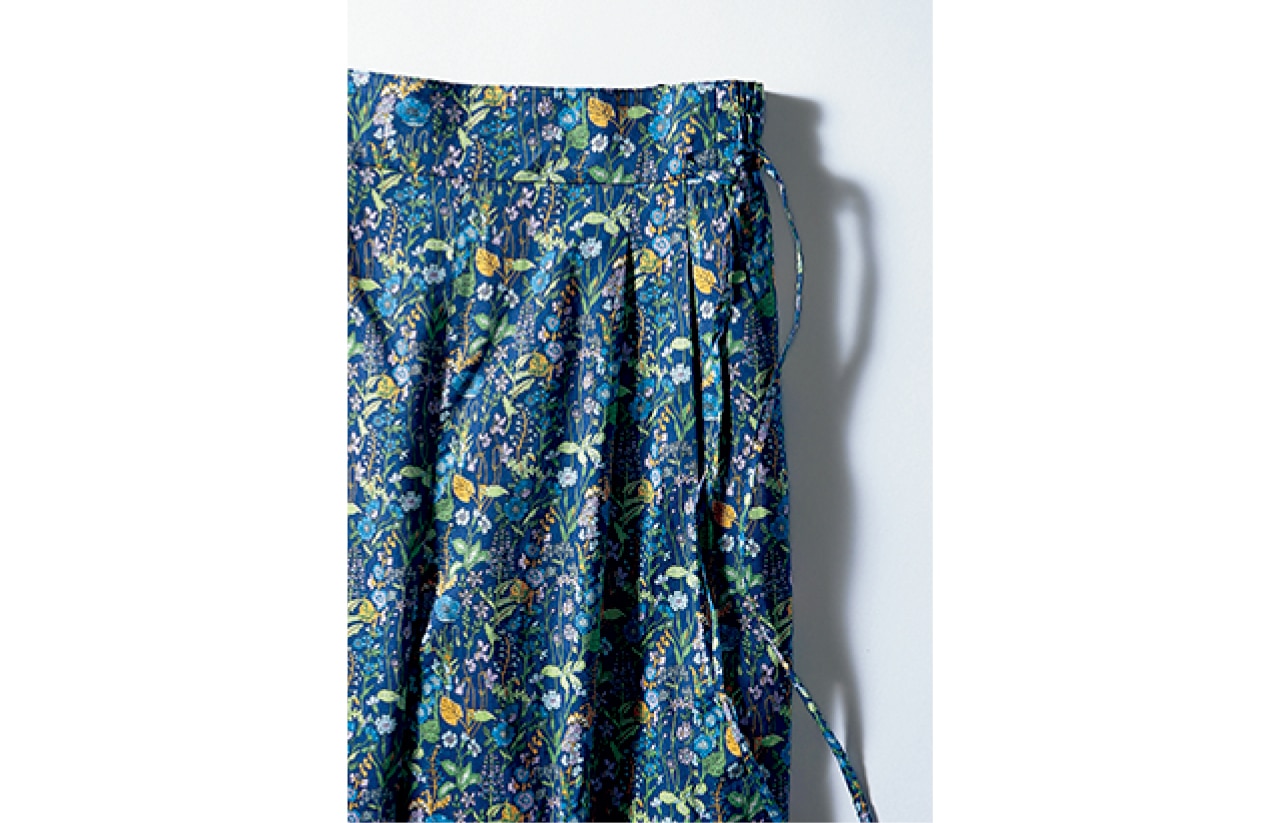 ウエストの左側に、フィット感の微調整とアクセント役を担う、共布の細リボンをセット。