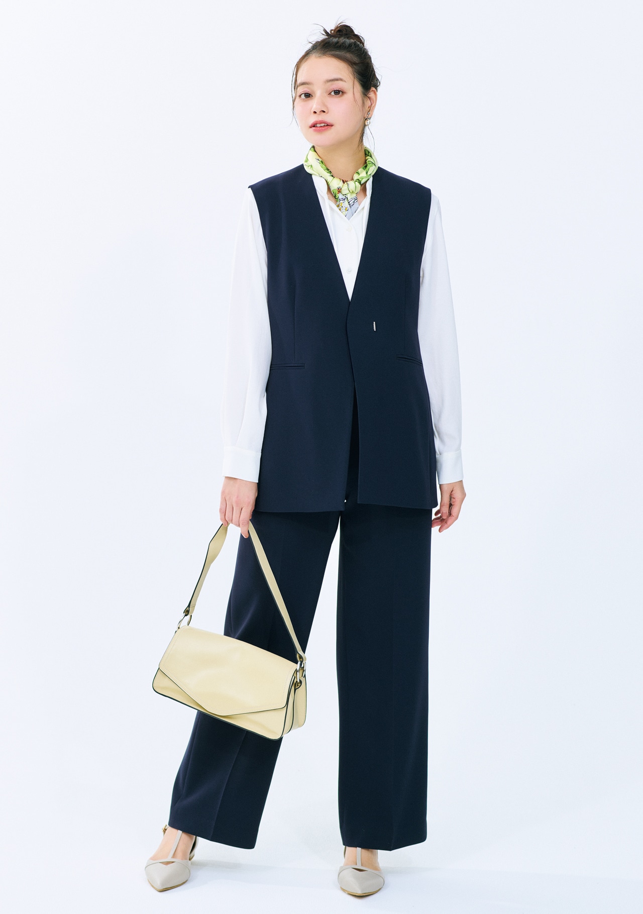 岸本セシルさんの23区のジレとパンツの入学式コーデ