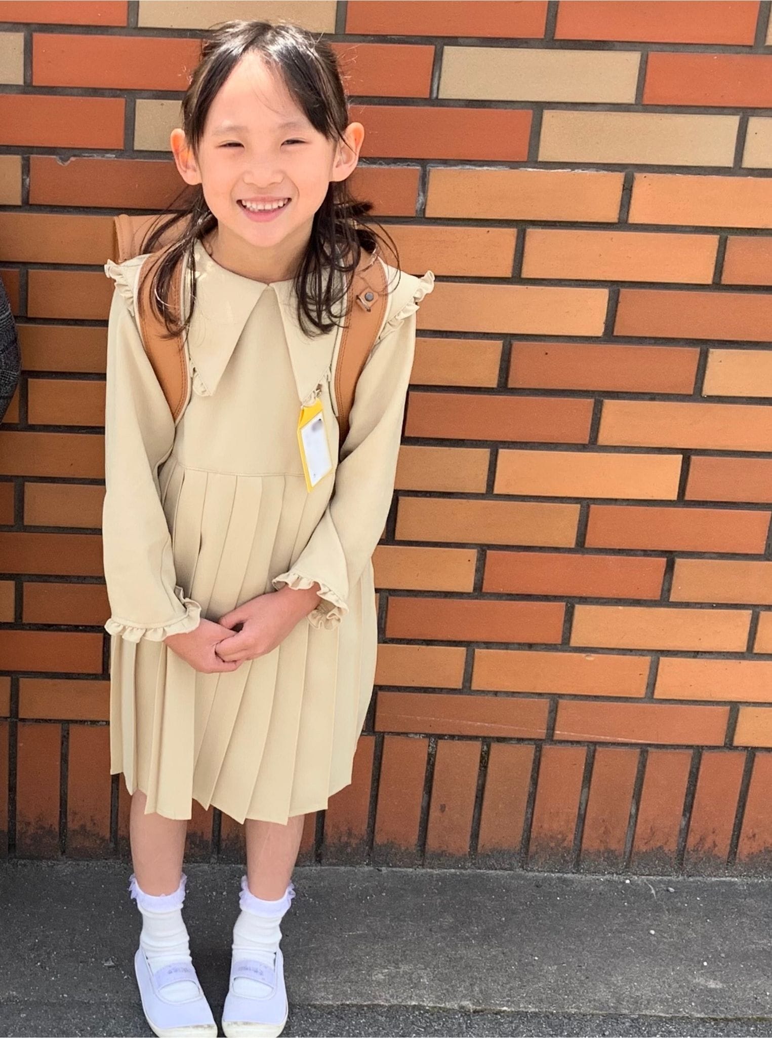 女の子の小学校入学式コーデ　「ジューン リトルクローゼット」のベージュワンピース