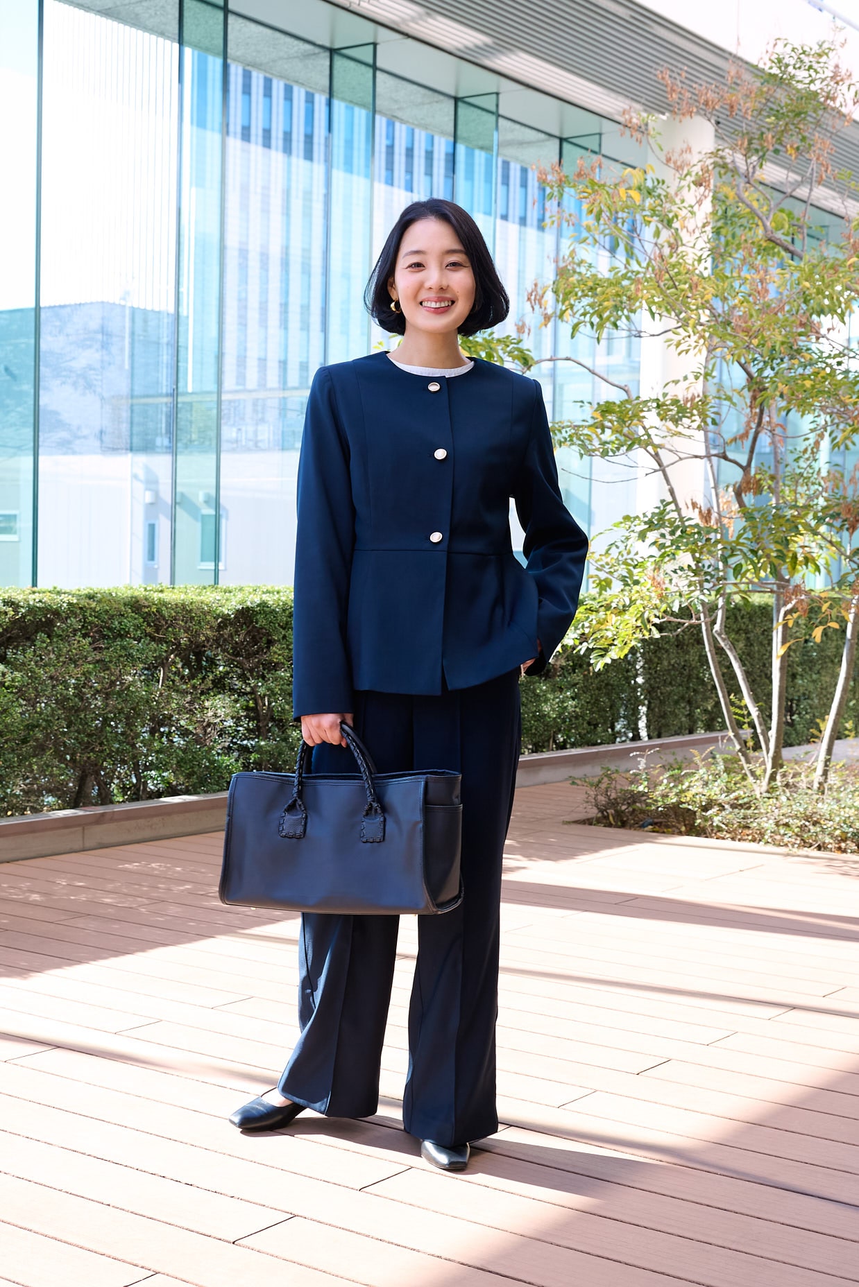 ママエディター高橋夏果が着る「ur’s(ユアーズ)」のジャケット・パンツ・ブラウスコーデ 全身