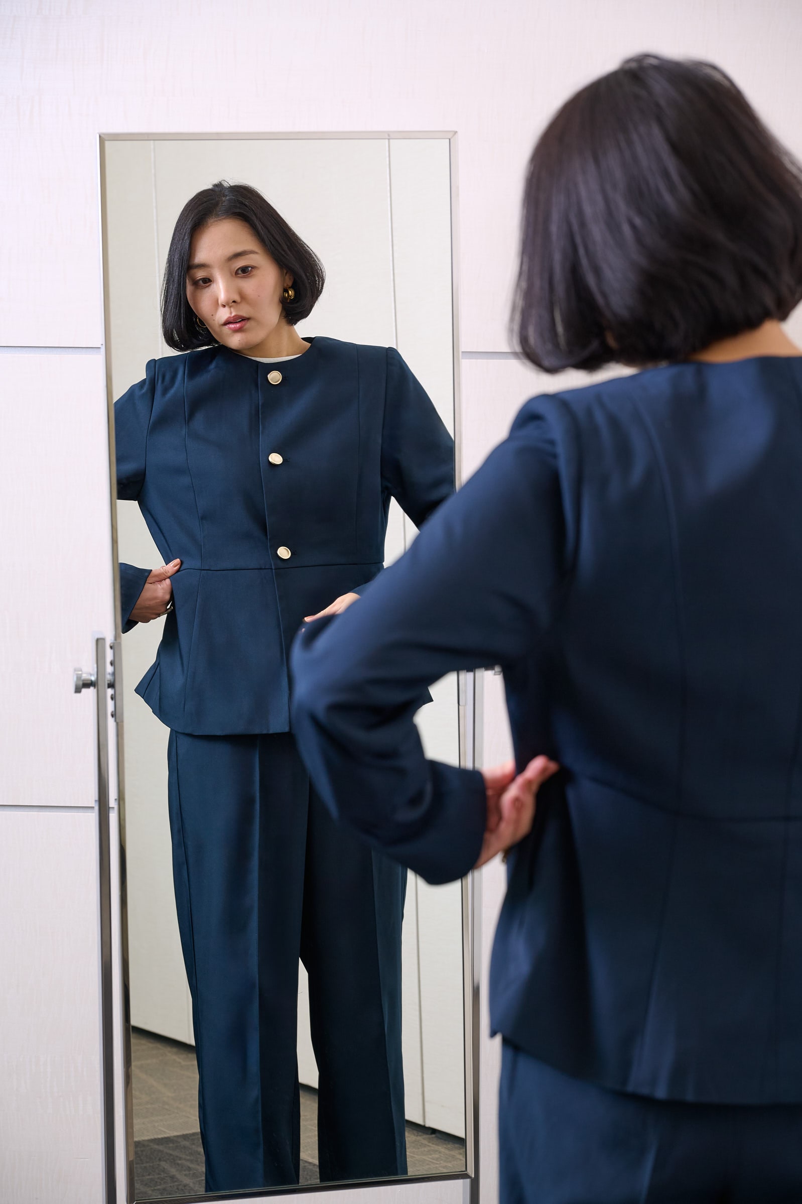 「ur’s(ユアーズ)」のジャケット・パンツ・ブラウスをママエディター高橋夏果が試着 切り替えで着痩せも