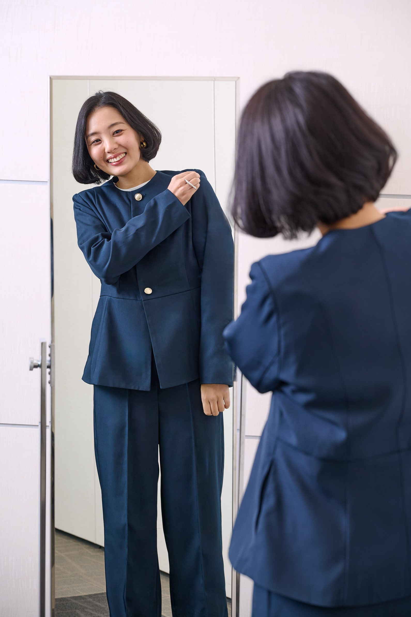 「ur’s(ユアーズ)」のジャケット・パンツ・ブラウスをママエディター高橋夏果が試着 シルエットが整う肩パッド入り