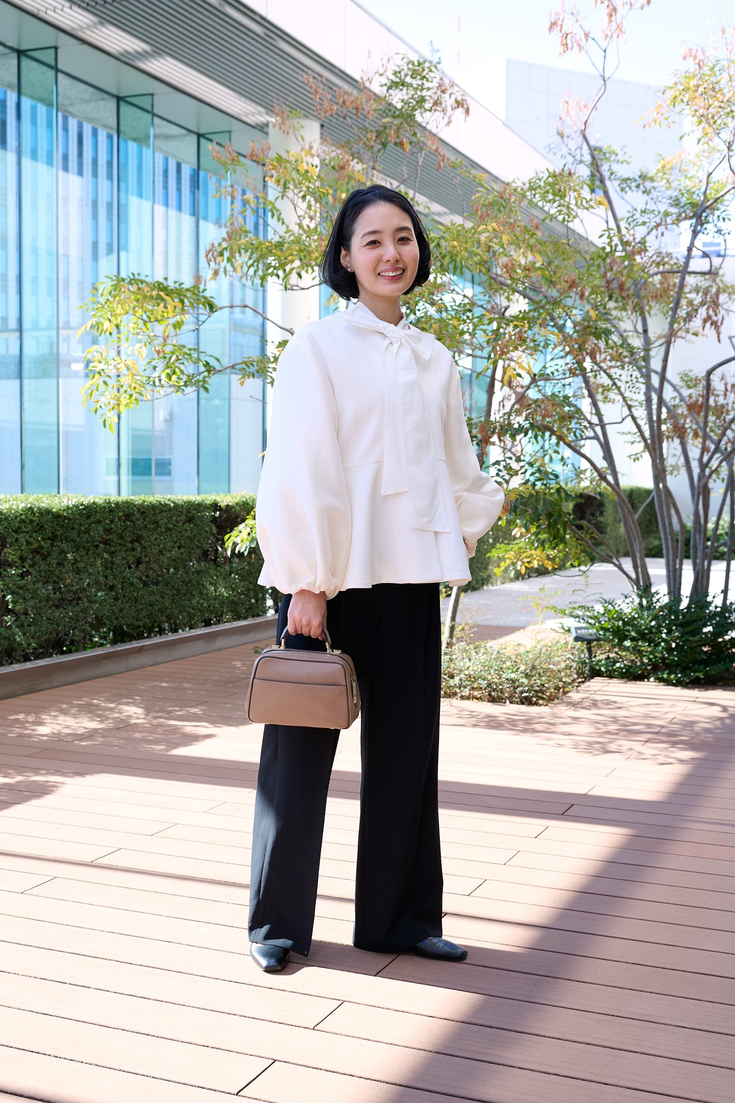 ママエディター高橋夏果がグリーンレーベルリラクシングのハレの日服を試着。白ジャケットに黒のパンツ