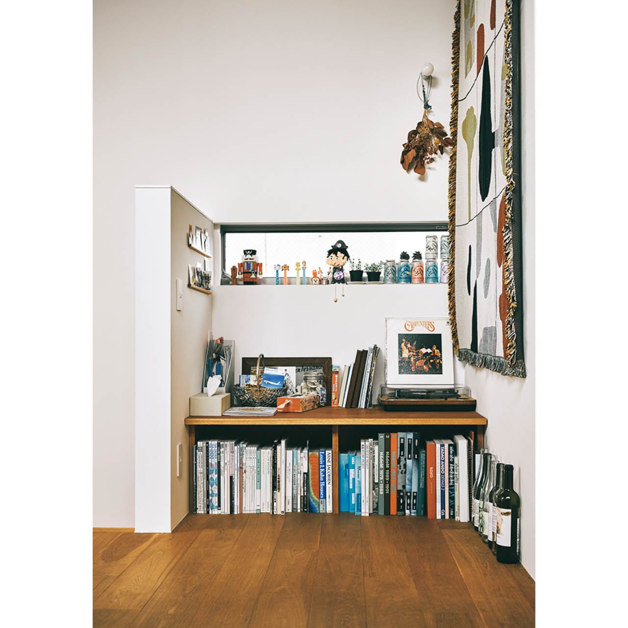 ダイニングテーブル横は、子どもたちの工作やワイン、写真集など家族の好きなものを集めたフリースペース。