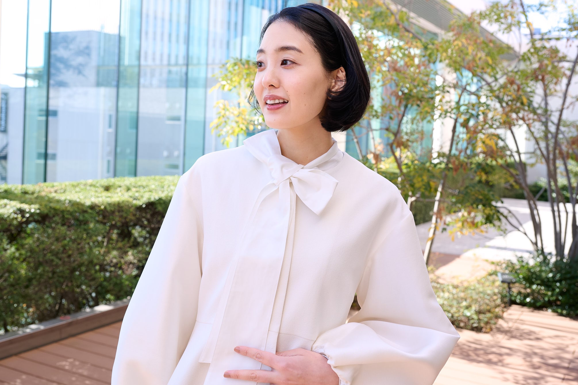 ママエディター高橋夏果がグリーンレーベルリラクシングのハレの日服を試着 トップスクローズアップ