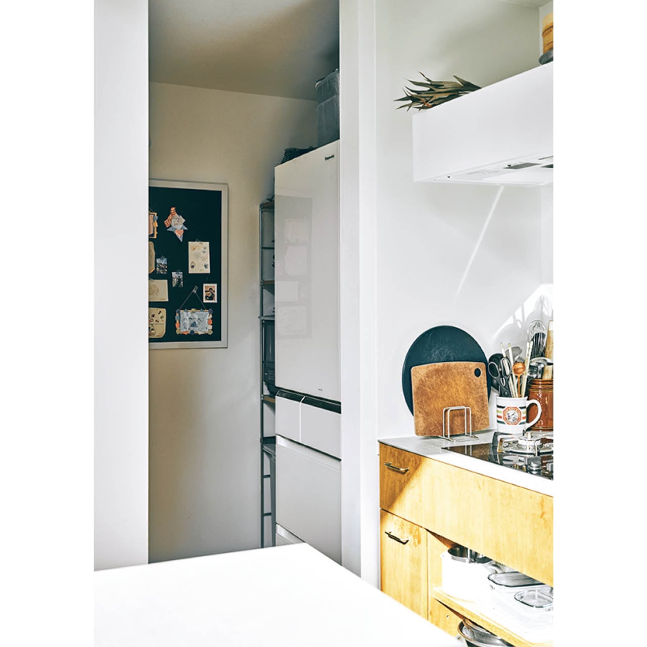 冷蔵庫や調理家電、ストック食材やゴミ箱など、見せたくないものはキッチン横のパントリーへ。