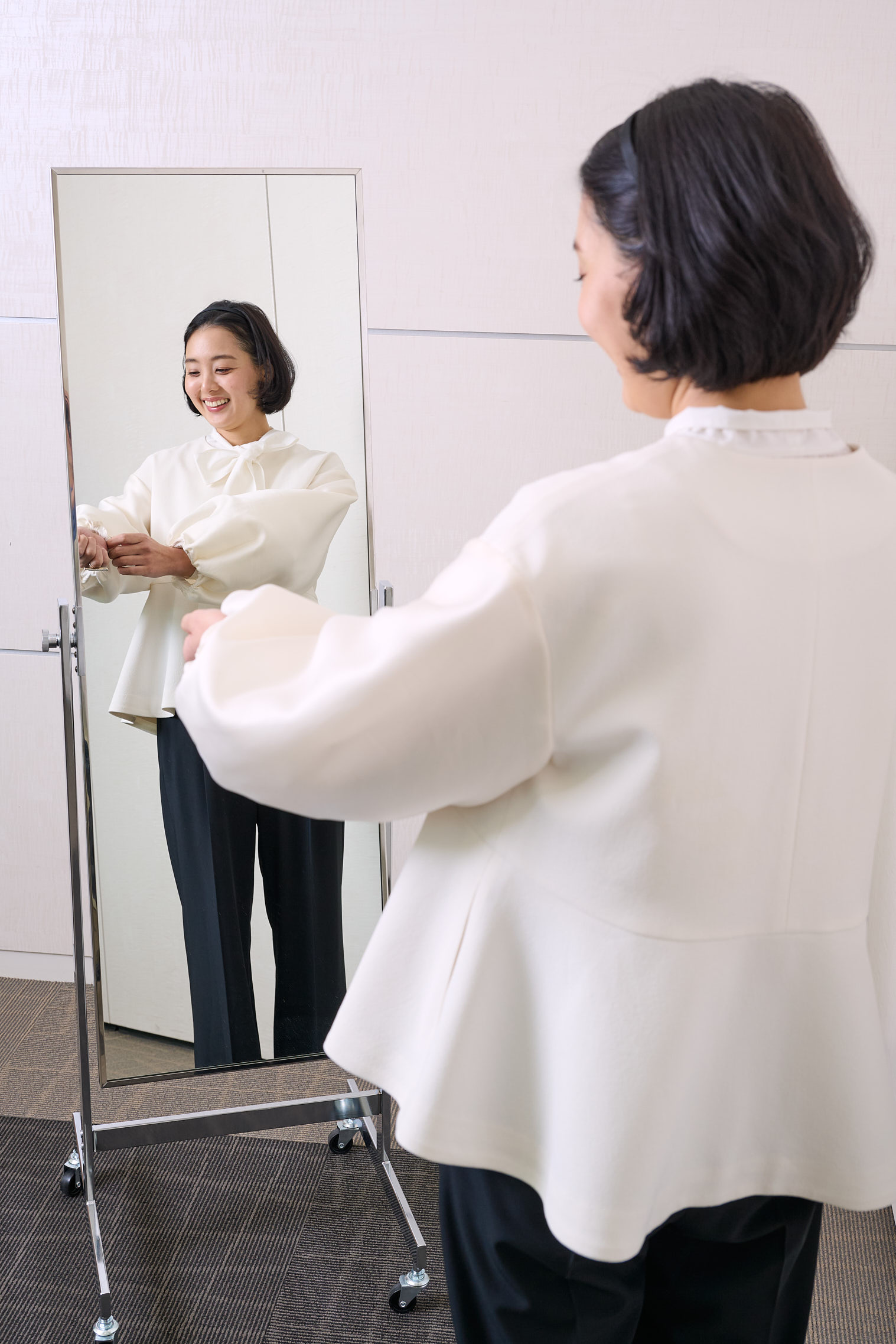 ママエディター高橋夏果がグリーンレーベルリラクシングのハレの日服を試着 袖