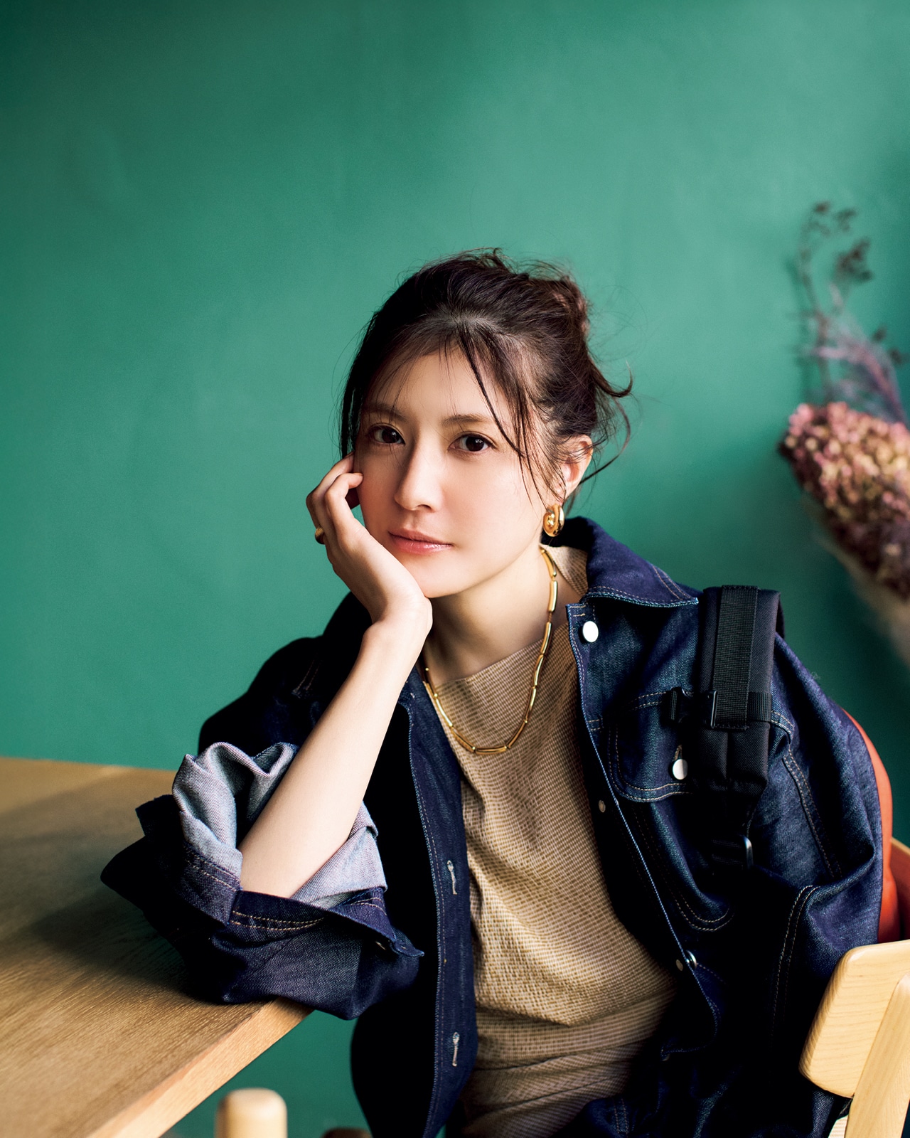 佐藤ありささんのLIÉ STUDIO（リエ ストゥディオ）の金色アクセコーデ