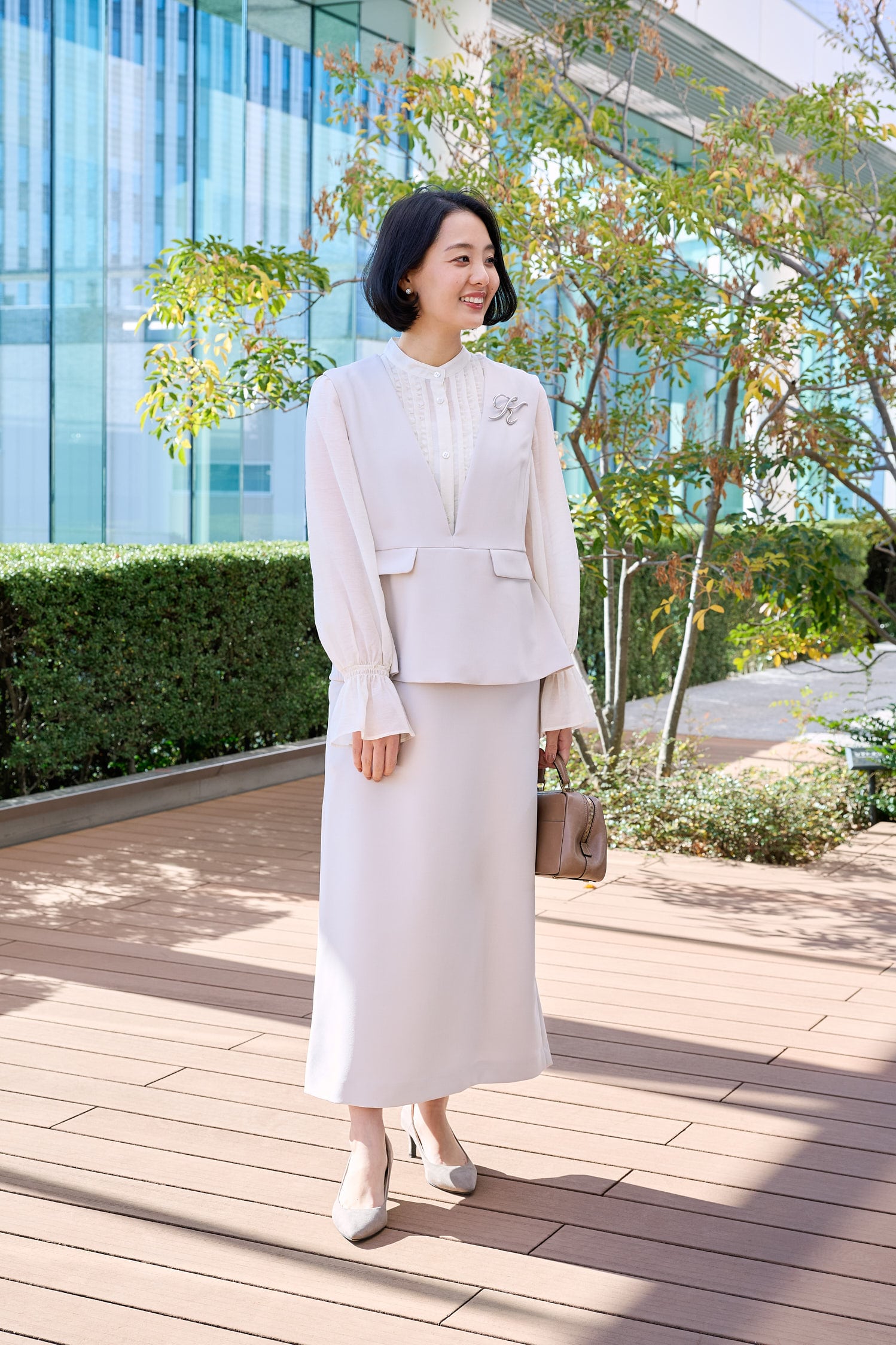 「SHIPS any(シップス エニィ)」のワンピースを着るママエディター高橋夏果 全身