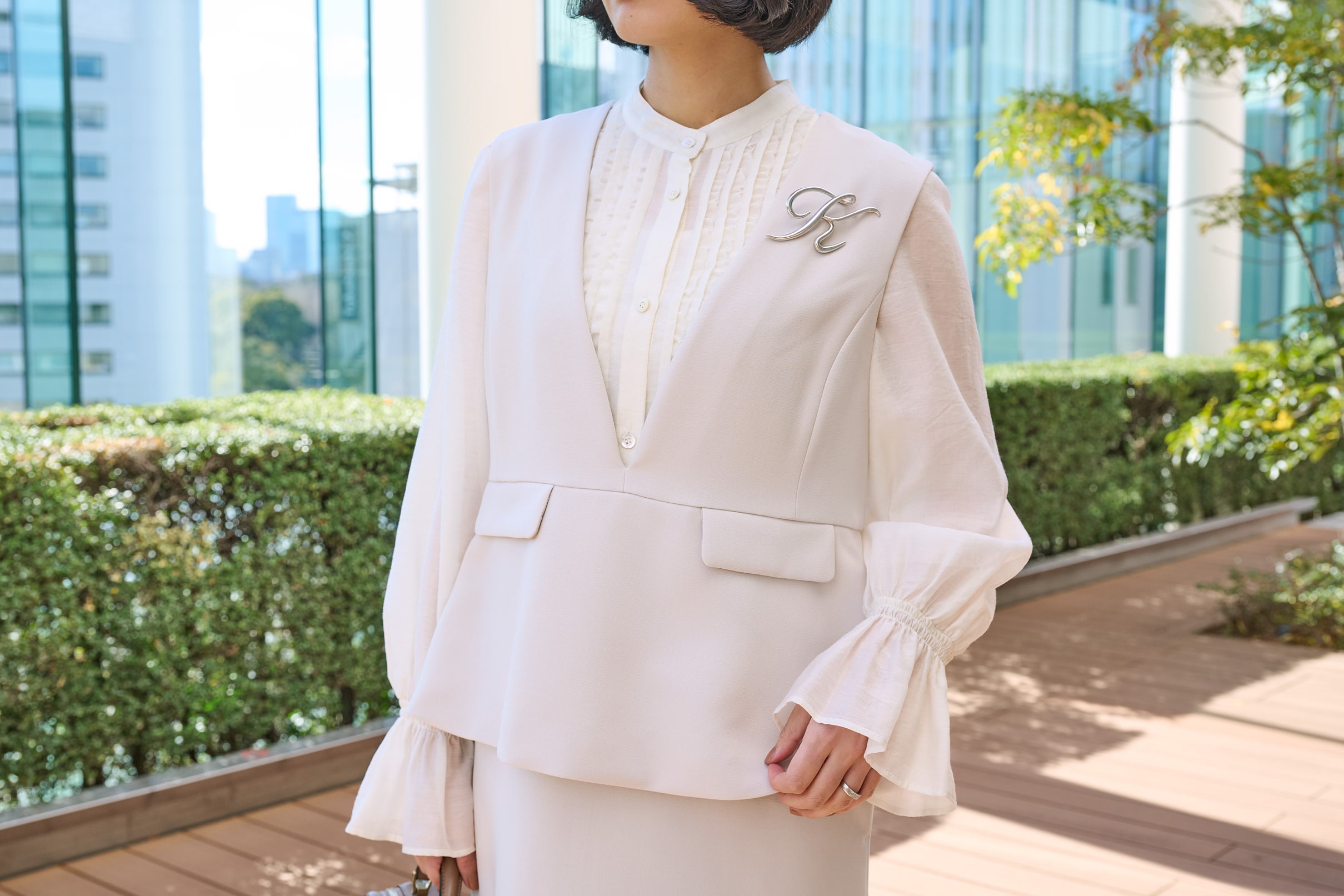 「SHIPS any(シップス エニィ)」のワンピースを着るママエディター高橋夏果 上半身