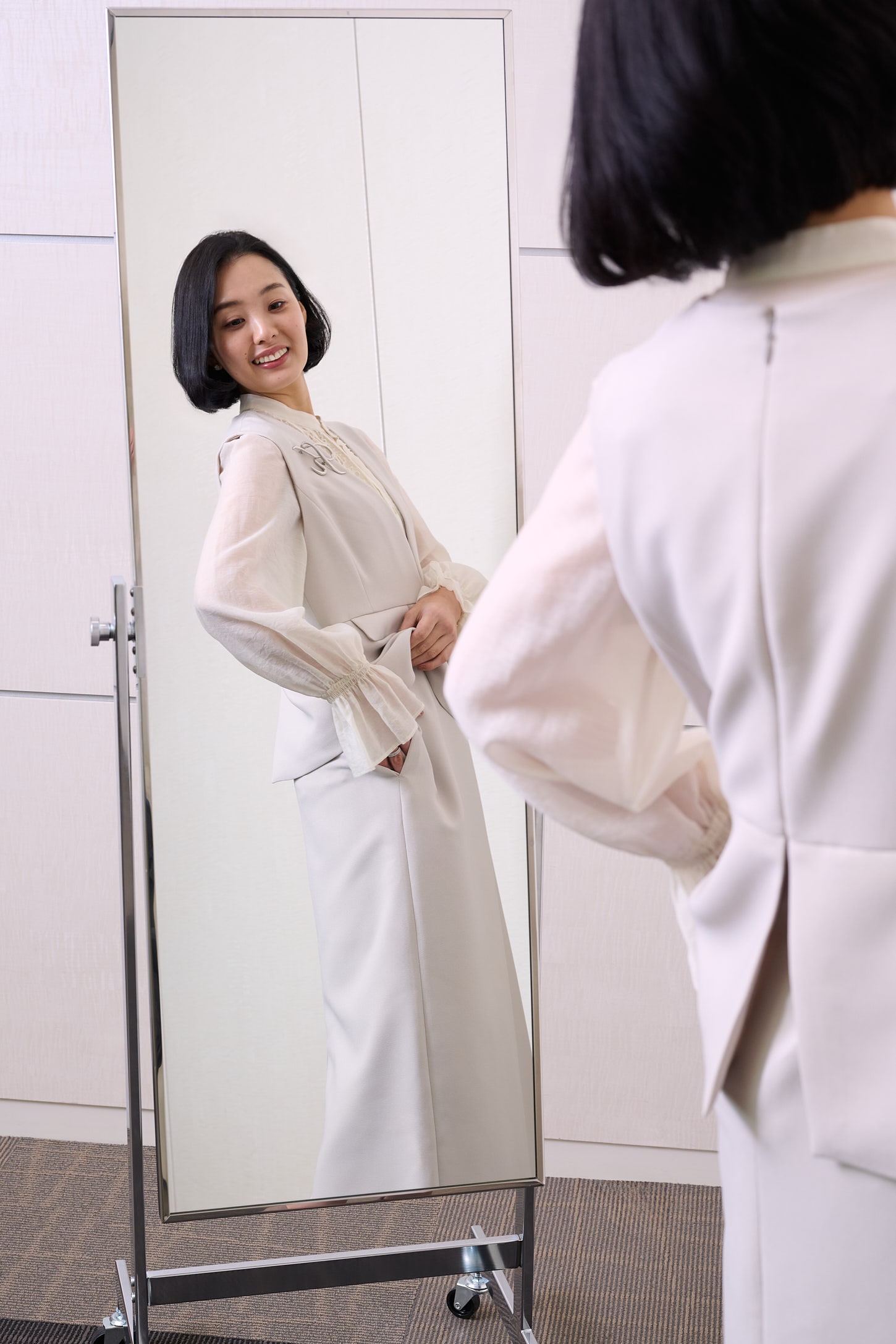 「SHIPS any(シップス エニィ)」のワンピースを試着するママエディター高橋夏果 珍しい、ポケットつき!