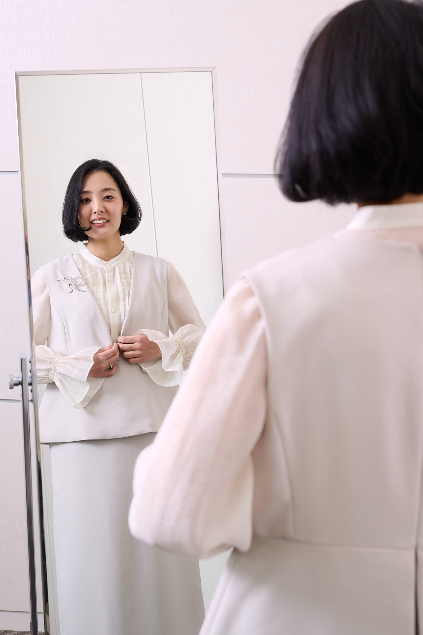 「SHIPS any(シップス エニィ)」のワンピースを試着するママエディター高橋夏果 深いVネックデザイン