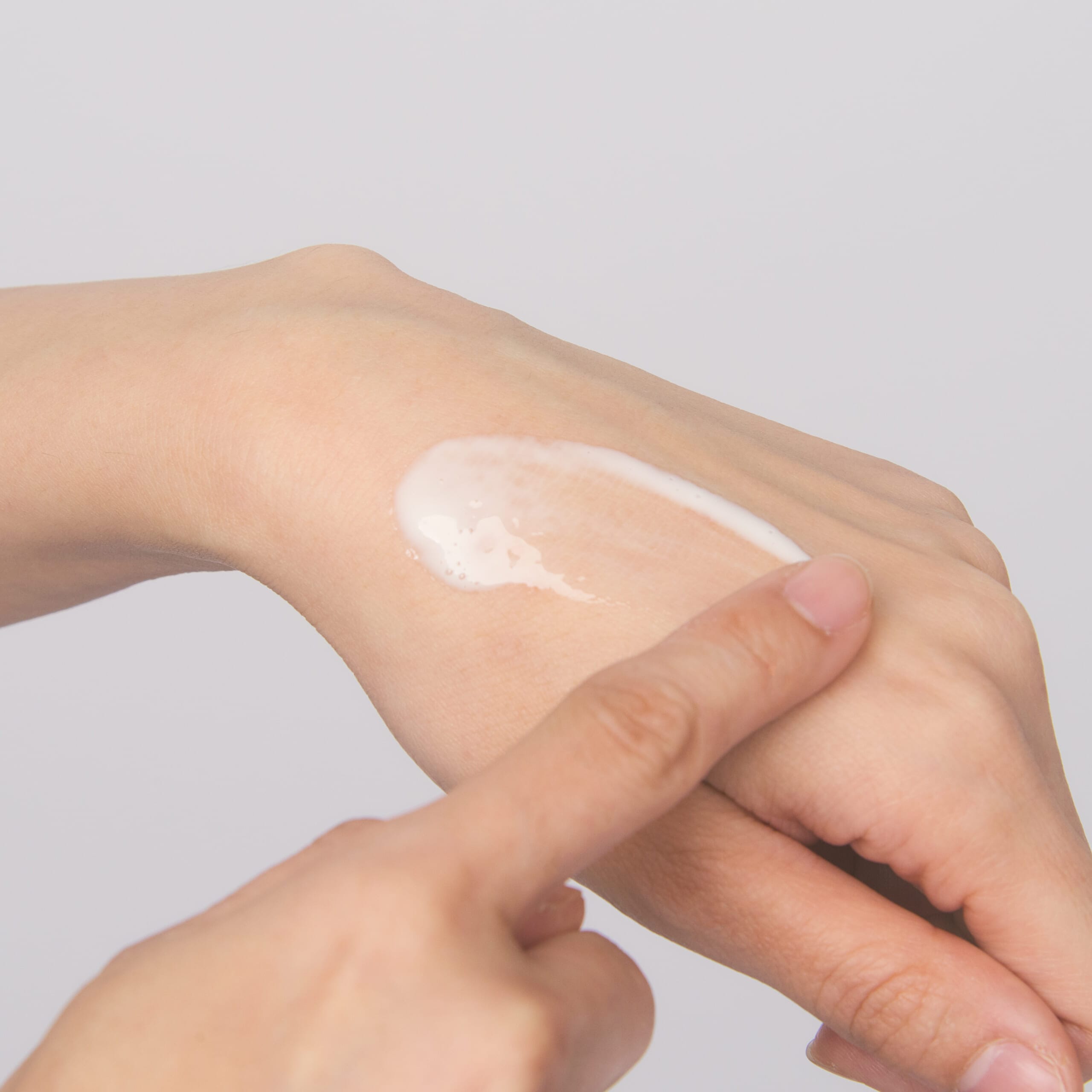 メラノショット Pを肌にのばしたところ。