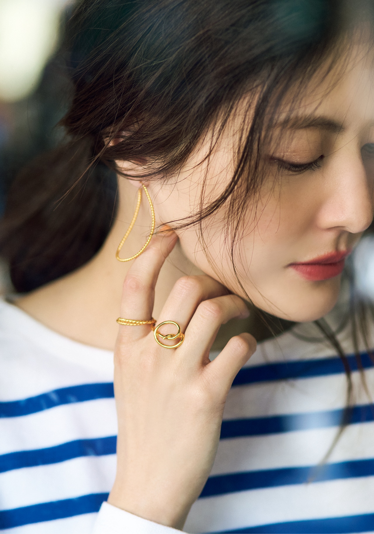 佐藤ありささんのBAR Jewellery（バー ジュエリー）の金色アクセコーデ