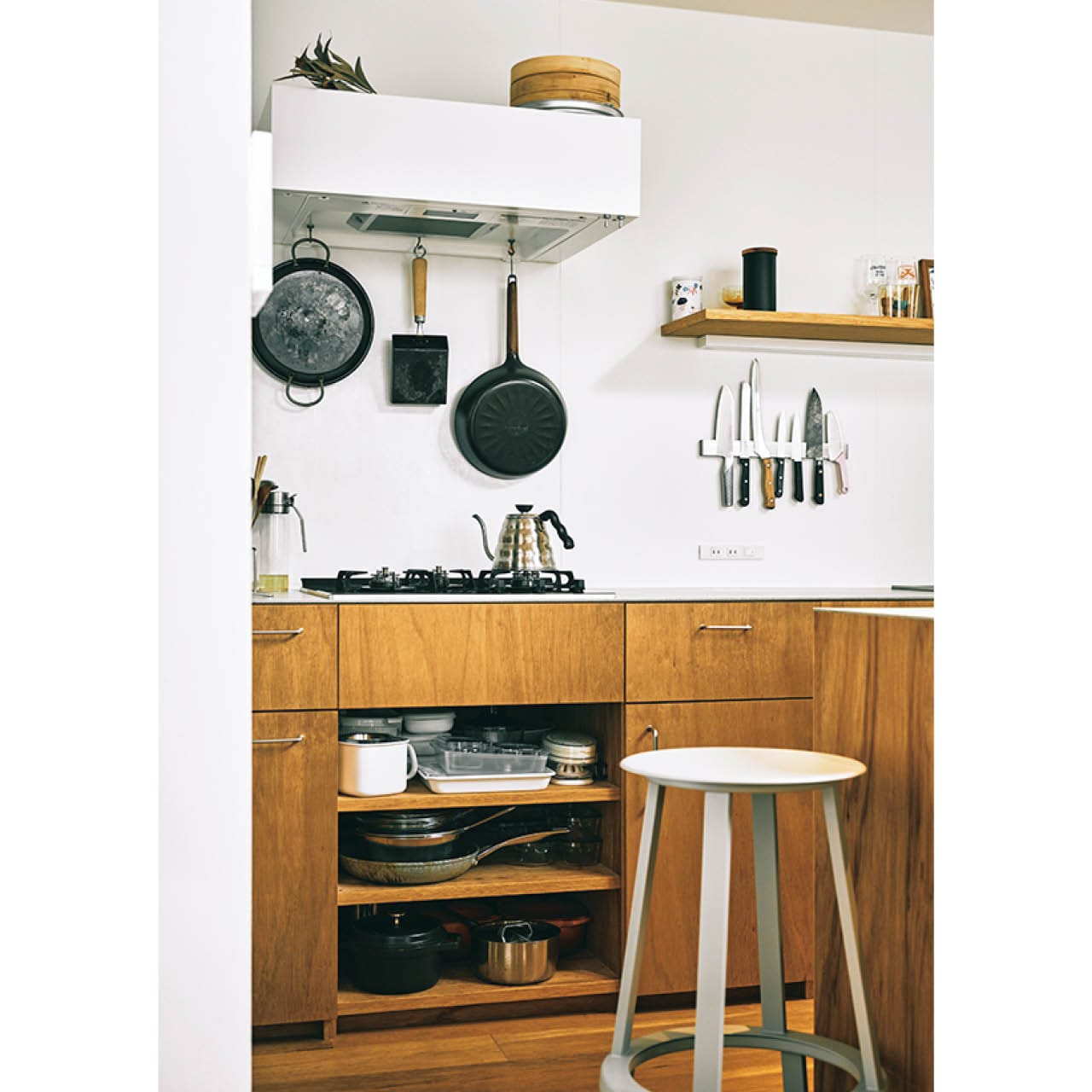 よく使う調理道具はワンアクションで手に取りたいから、オープンに収納。