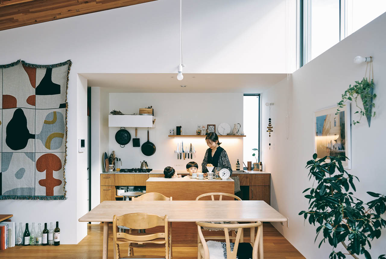 キッチンは空間のイメージにマッチするよう、既存のシステムキッチンを入れずに工務店にオーダー。