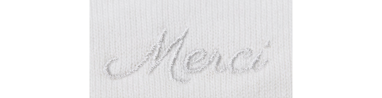 首後ろには「Merci」の刺しゅう入り。生地と同色の糸であしらわれているため、上品で大人っぽい印象。
