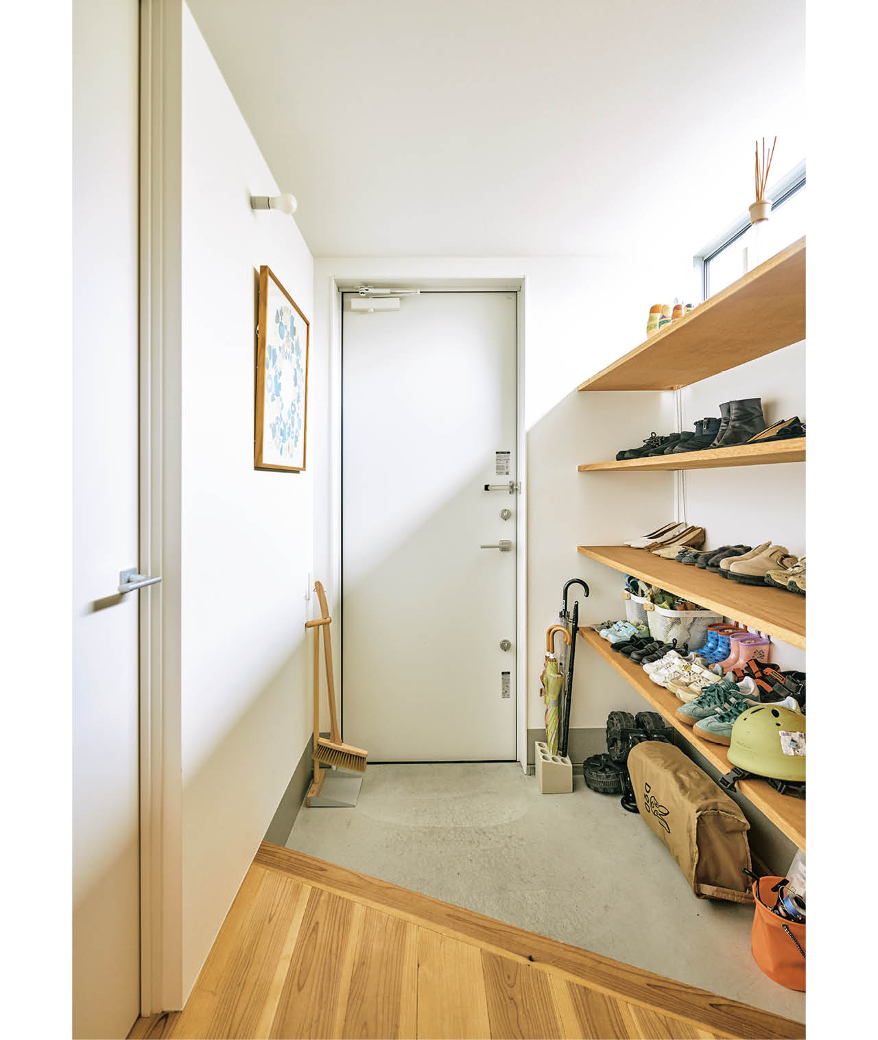玄関収納は、扉を付けると圧迫感があると考え、オープンに。