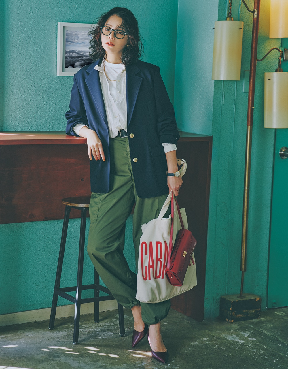 【パンツで着回し】「シオタ」のカーゴパンツ×紺ブレコーデ 岸本セシルさん