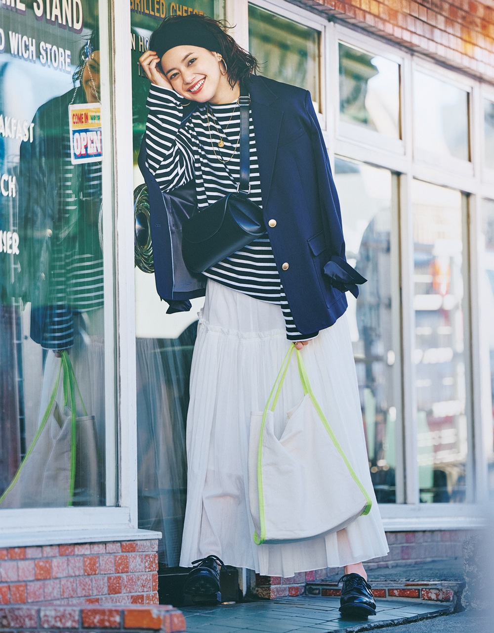 【スカートで着回し】「エリテ」の白スカート×紺ブレコーデ 岸本セシルさん