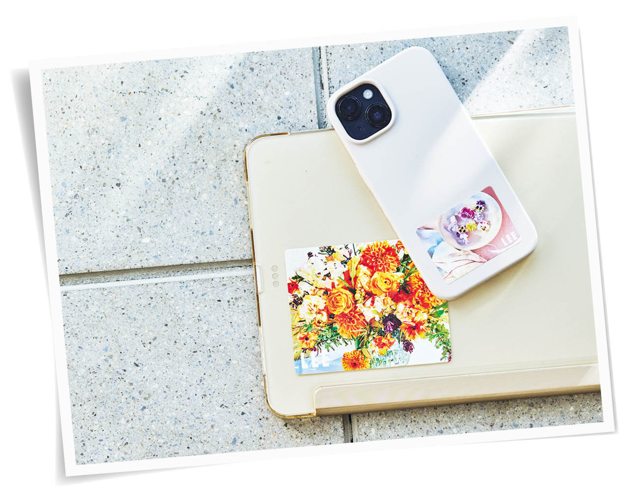 3.人気の花写真を堪能できるステッカーは、スマホやタブレットに