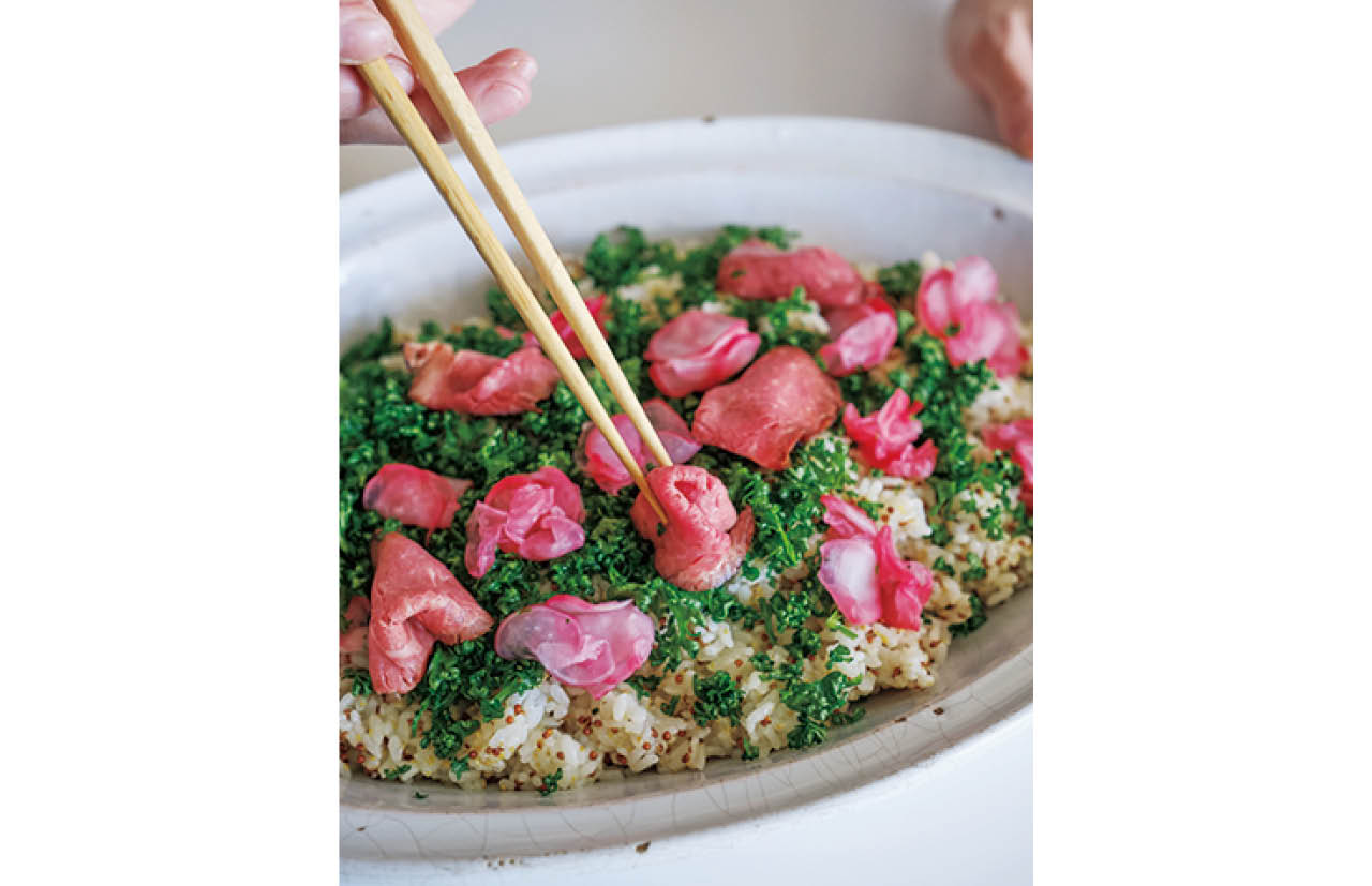 ローストビーフは大きければ半分に切る。お花をイメージして、くるっと箸で丸めながら、バランスよく全体に置いていく