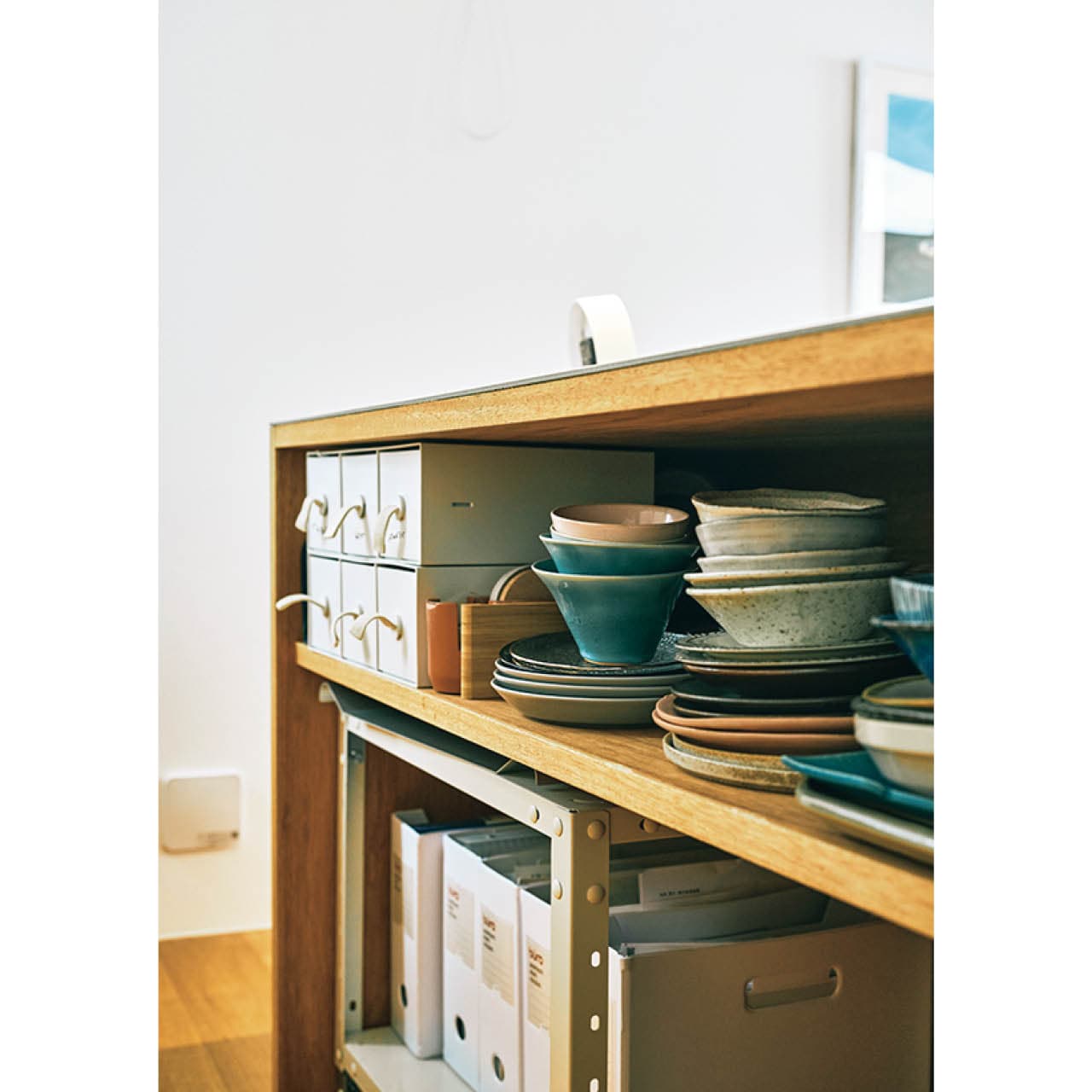 カウンター下は収納庫としても活躍。