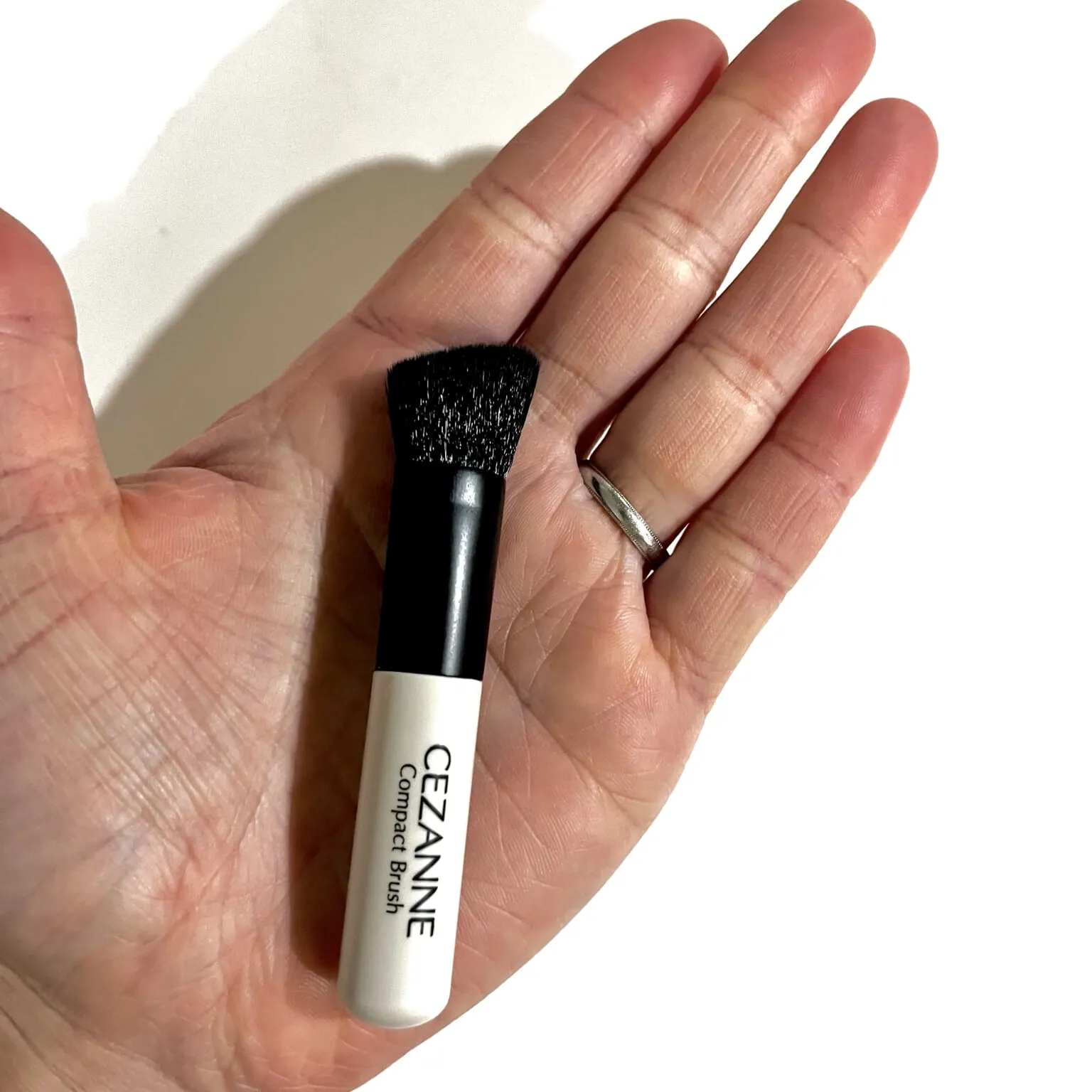 セザンヌ「コンパクトブラシ」手にのせたところ