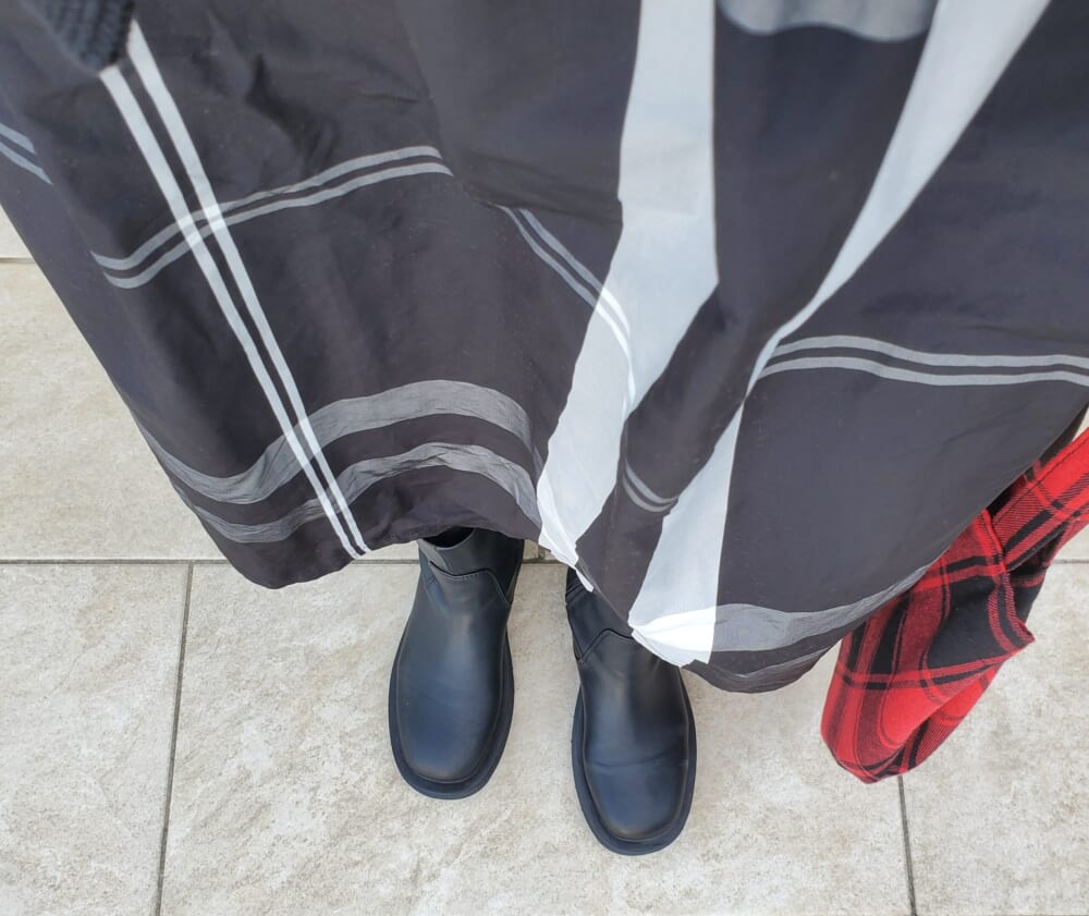 ショートブーツの足元