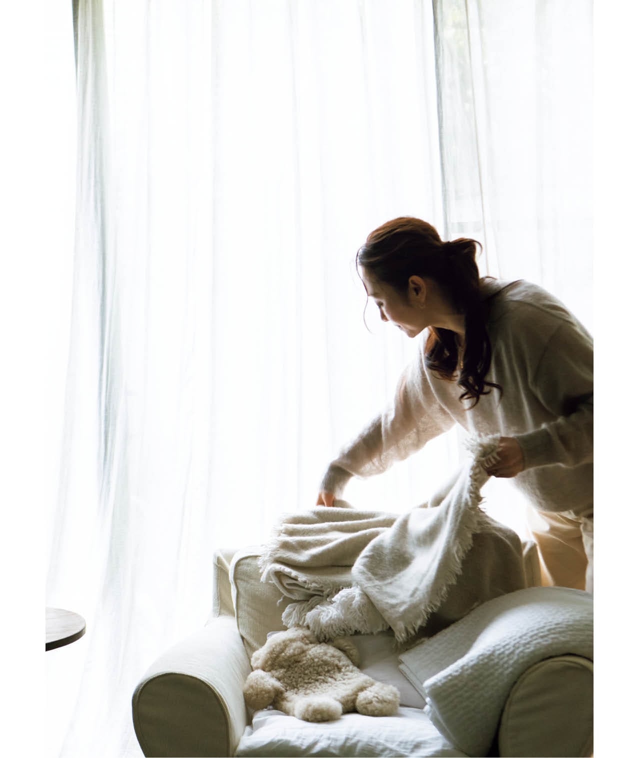 ソファにニュアンスの違う布を重ねていくだけで、空間に冬らしいぬくもりが漂う。