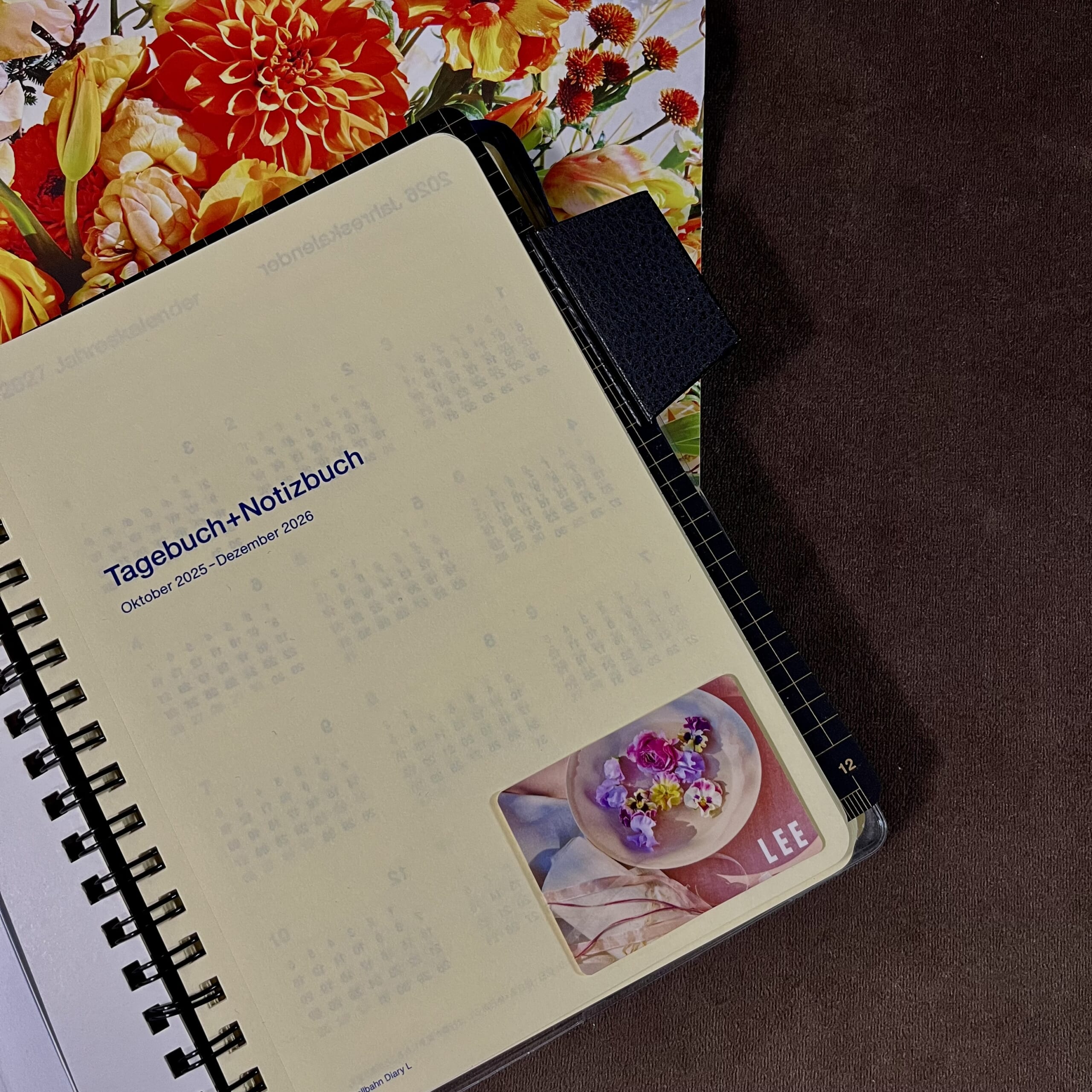 『幸せをよぶ花シール』を貼ったスケジュール帳