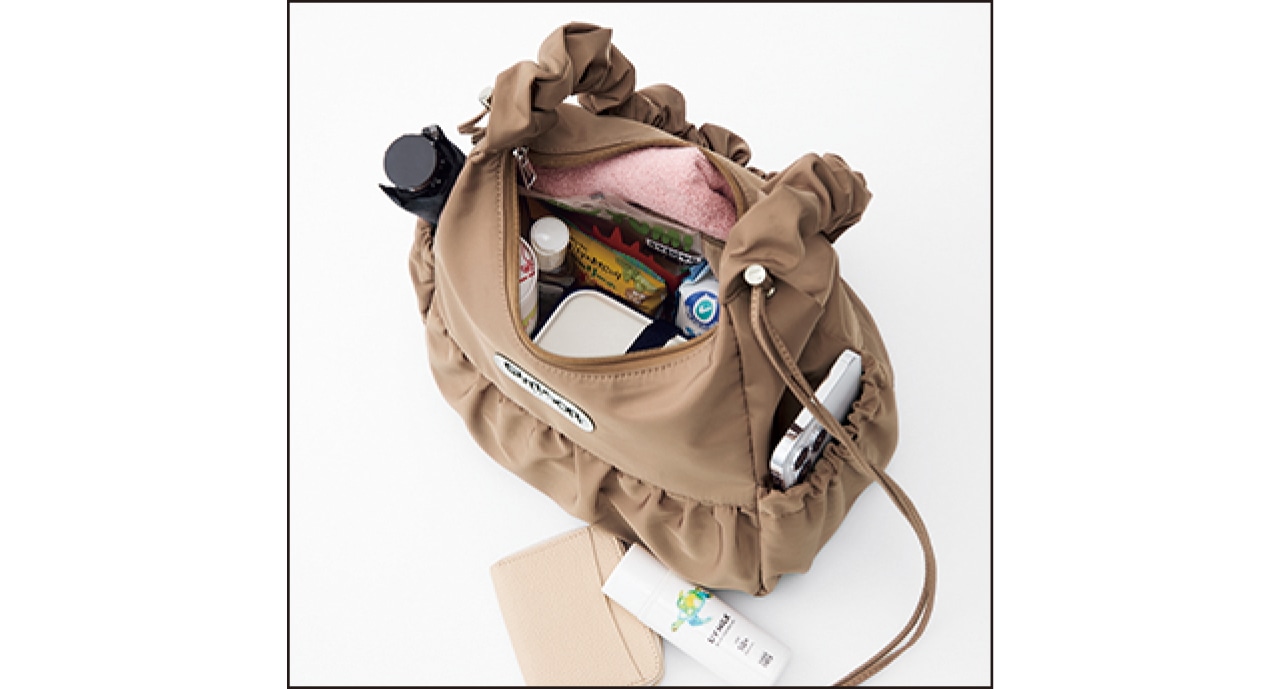 傘やボトル、スマホなどは、さっと出しやすいサイドポケットに入れて。マチたっぷりだから、お弁当箱などもすっぽり！