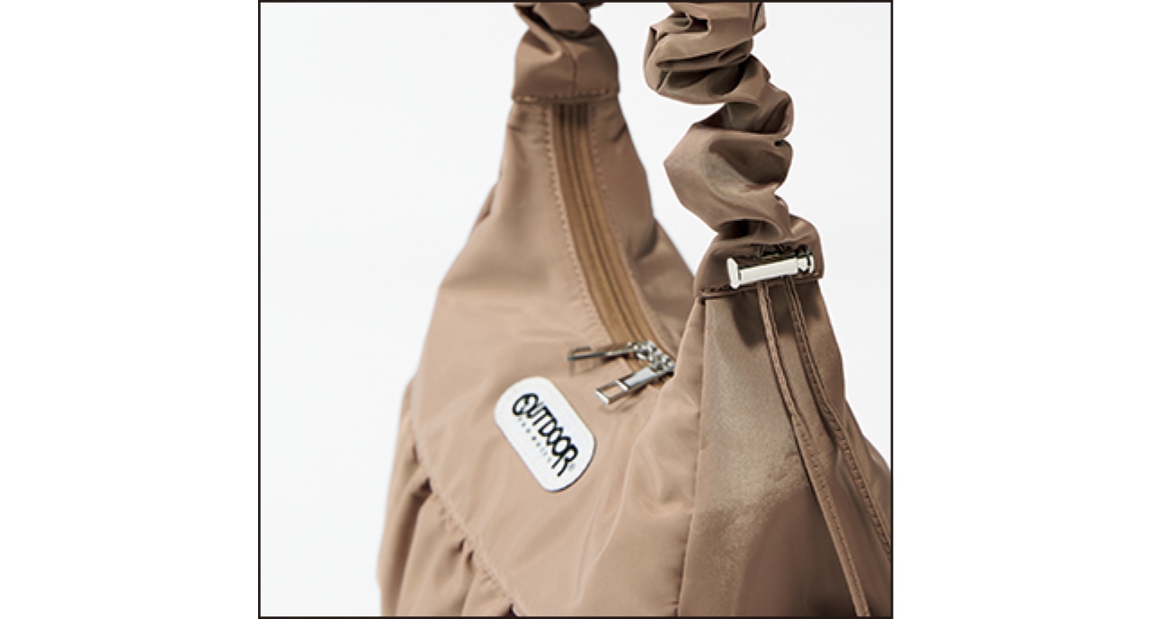 コードの金具を引くと、ショルダーストラップを最長110㎝まで伸ばすことが可能。