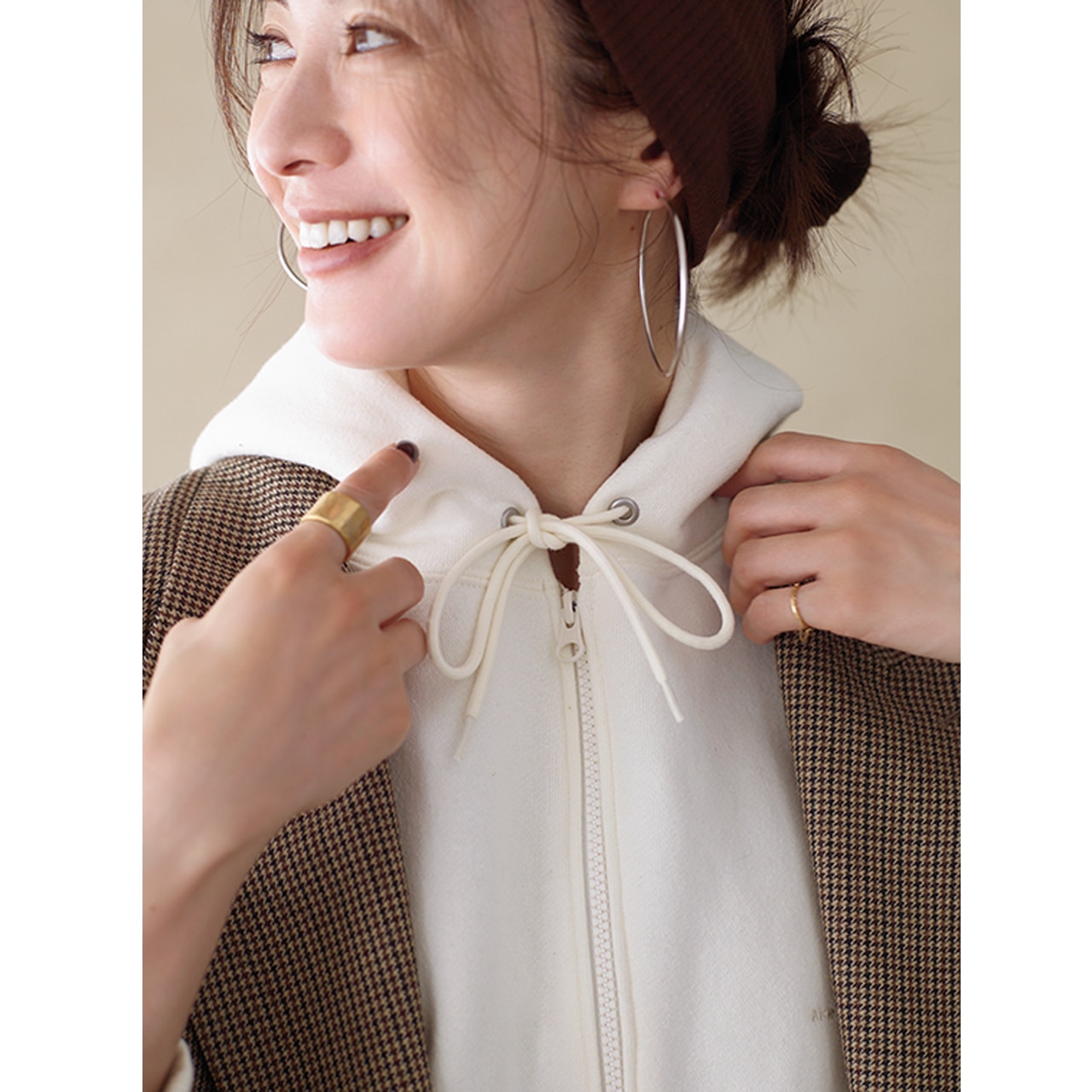 フードの紐をリボン結びしておしゃれ感度アップ 