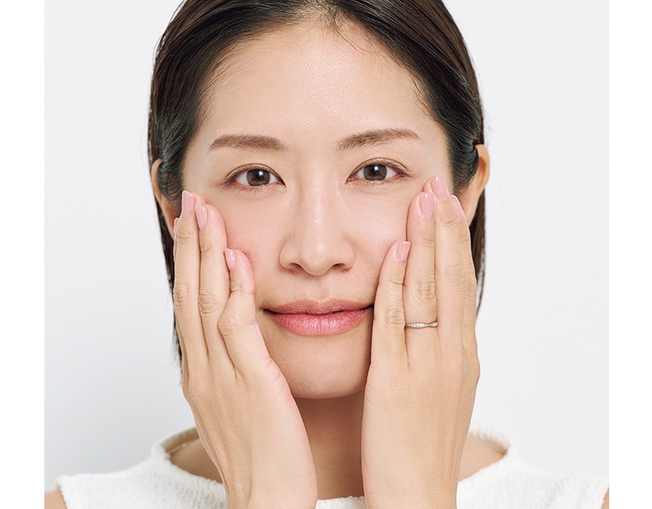 肌に対し、垂直に押さえてなじませる