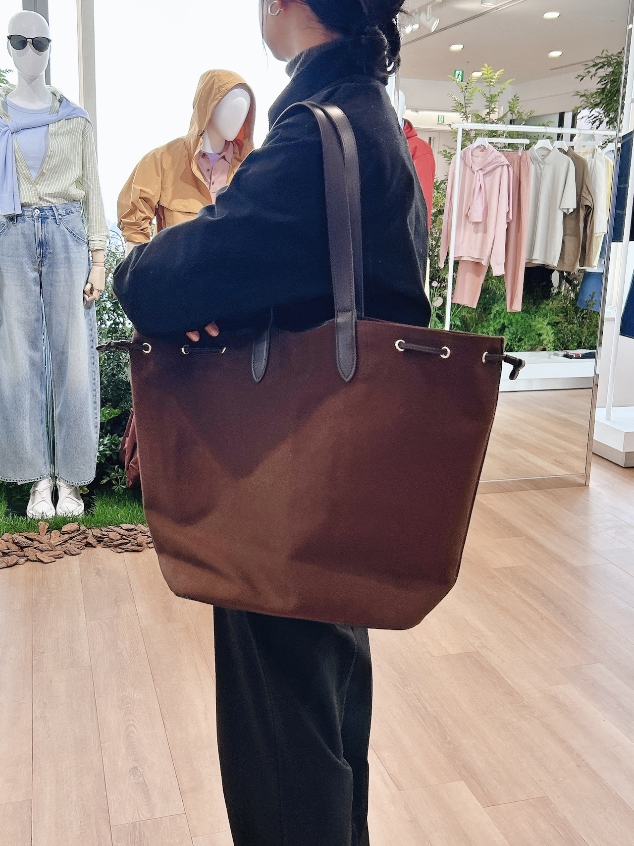 ユニクロ キャンバストートバッグを肩がけ