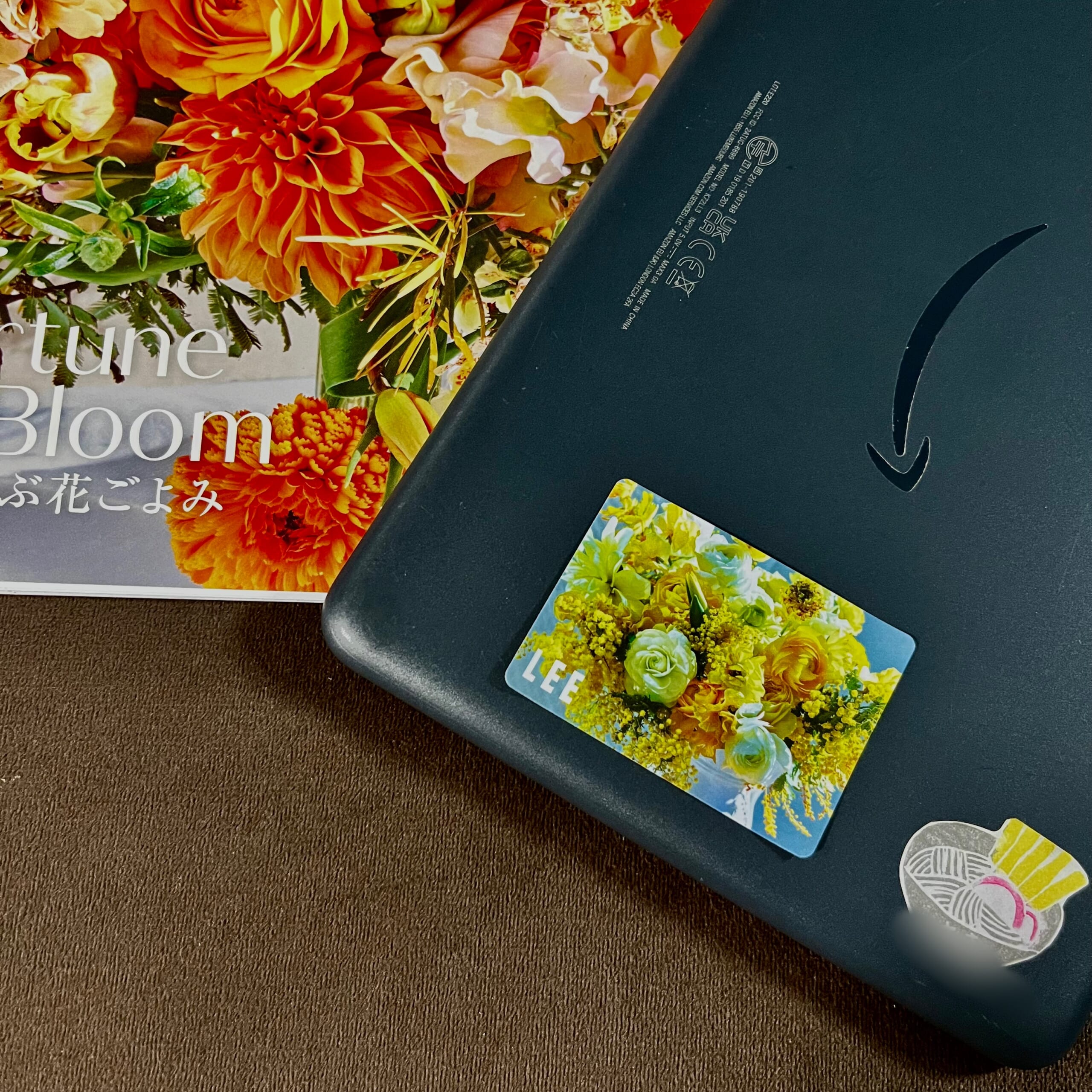 『幸せをよぶ花シール』を貼ったタブレット