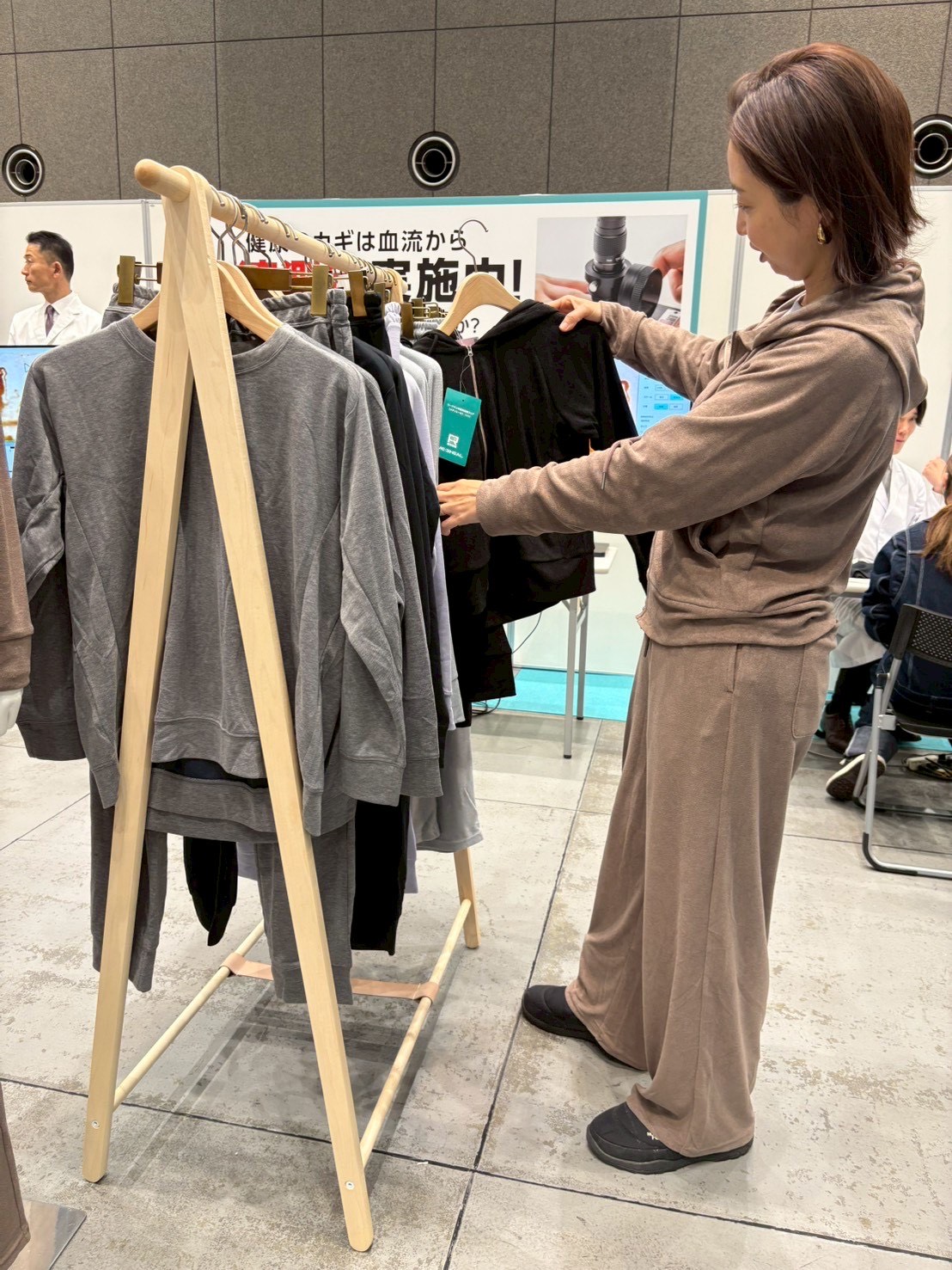 ワークマンのリカバリーフーディーとパンツのコーデ