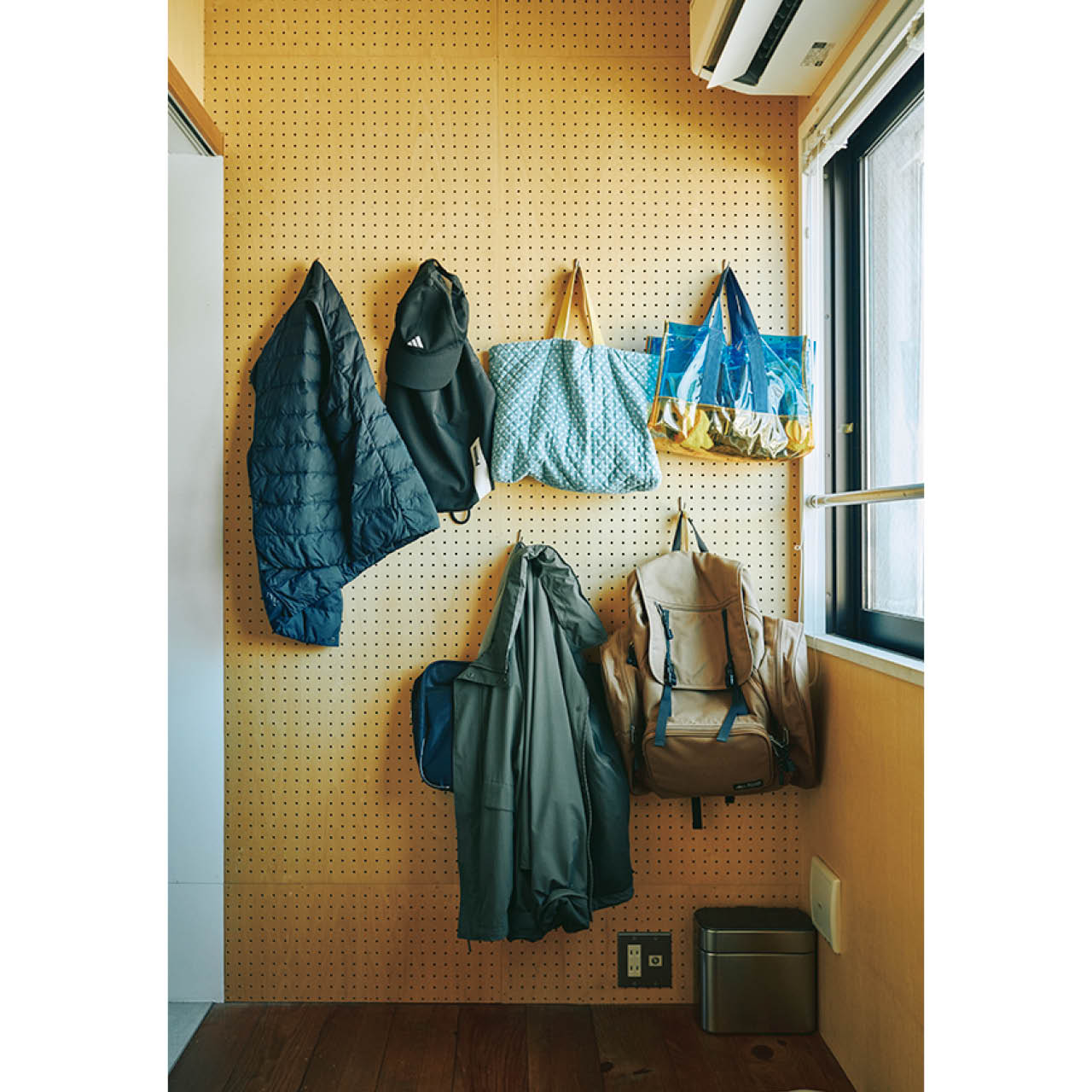 両側の壁には可動棚と有孔ボードを。