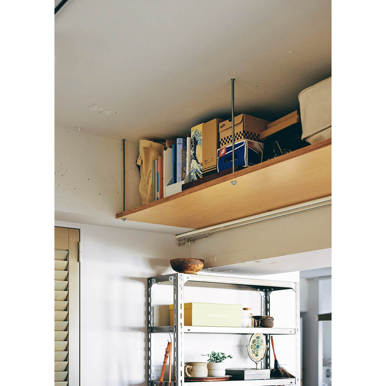 就寝コーナーの上には吊り棚が。