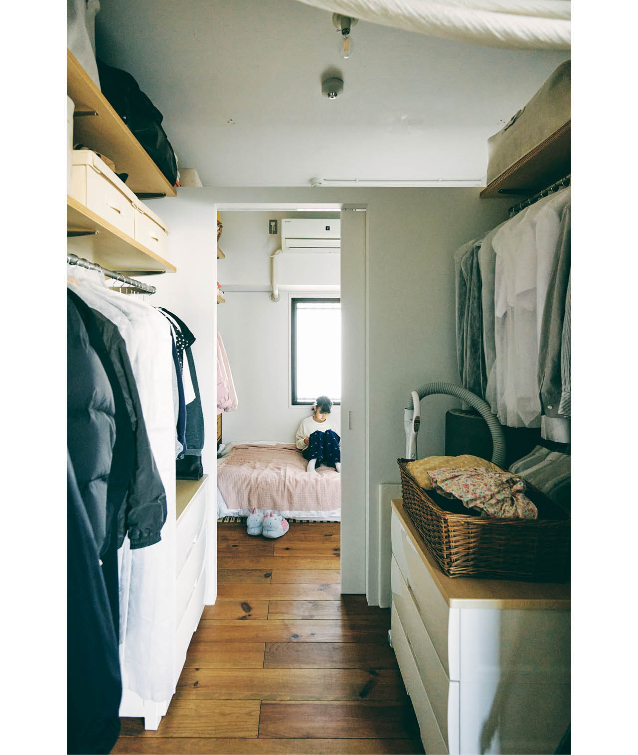 長女の部屋は、家族の衣類をまとめて収納しているWICを抜けた先に。